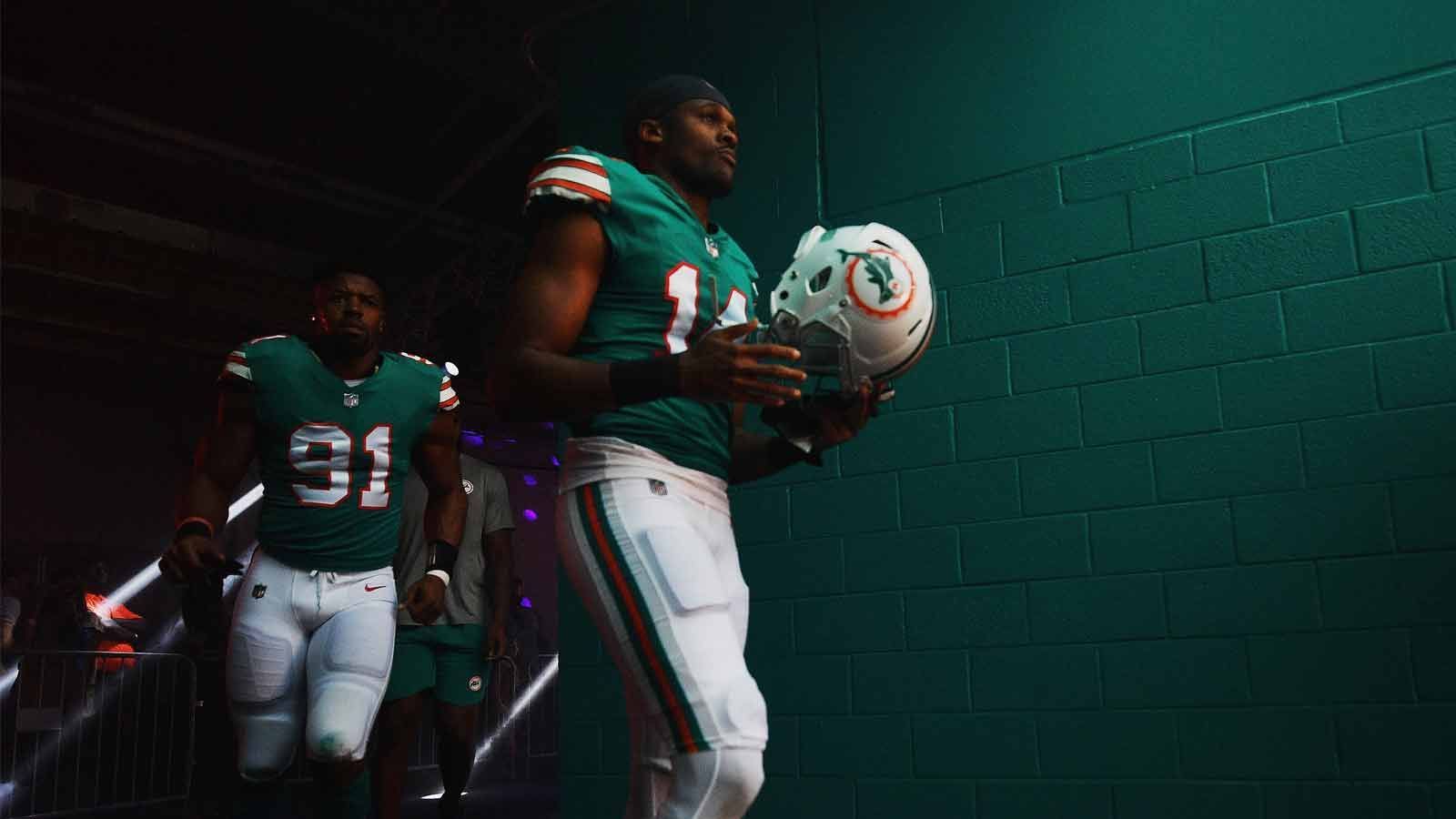 
                <strong>Miami Dolphins (7-7) In the Hunt</strong><br>
                Die Miami Dolphins haben es schwer, noch die Playoffs zu erreichen. Erste Voraussetzung dafür: Sie müssen ihre verbleibenden Spiele beide gewinnen. Zudem müssen sie noch darauf hoffen, dass diverse andere Spiele in ihrem Sinne ausgehen. Das wahrscheinlichste Szenario: Die Dolphins holen zwei Siege, die Chargers schlagen die Ravens und die Redskins schlagen die Titans in Week 16 und die Titans schlagen am letzten Spieltag die Colts. Der Divisiontitel ist sogar auch noch möglich, wenn die New England Patriots alles verlieren und die Dolphins alles gewinnen.Nächste Gegner: vs. Jacksonville, at Buffalo
              