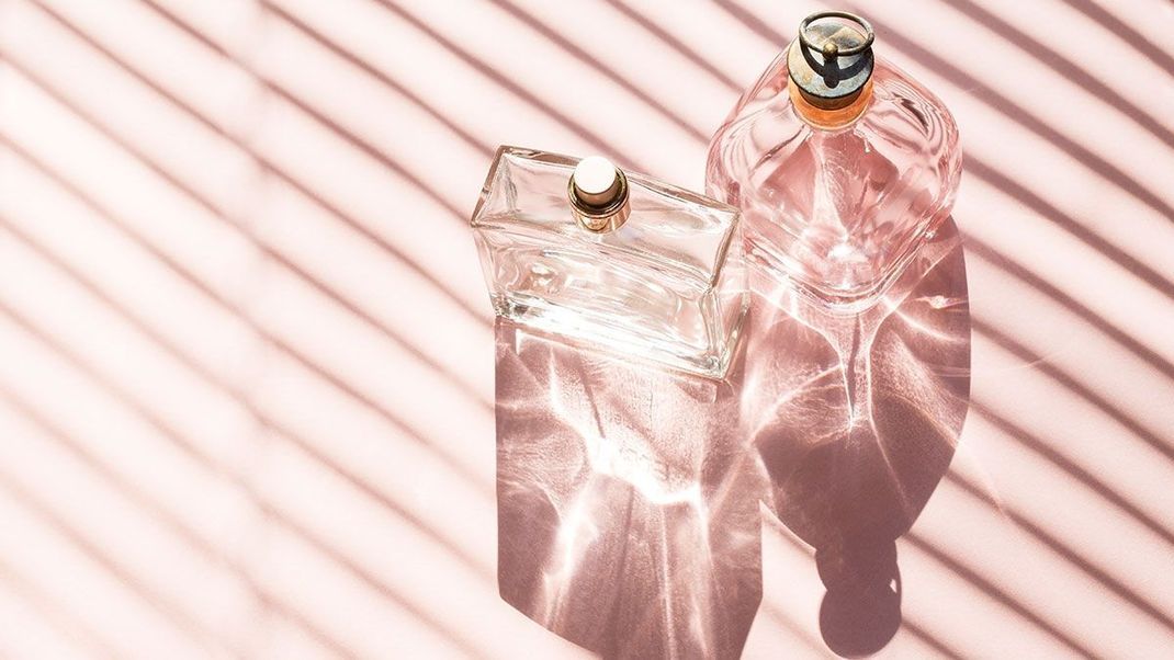 Hochwertige Qualität trotz preislich günstiger Alternative? In unserer Kolumne lest ihr die Fakten über sogenannte "Duftzwillinge" – Ein Parfum, welches zu niedrigeren Preisen als der Original-Duft angeboten wird. 