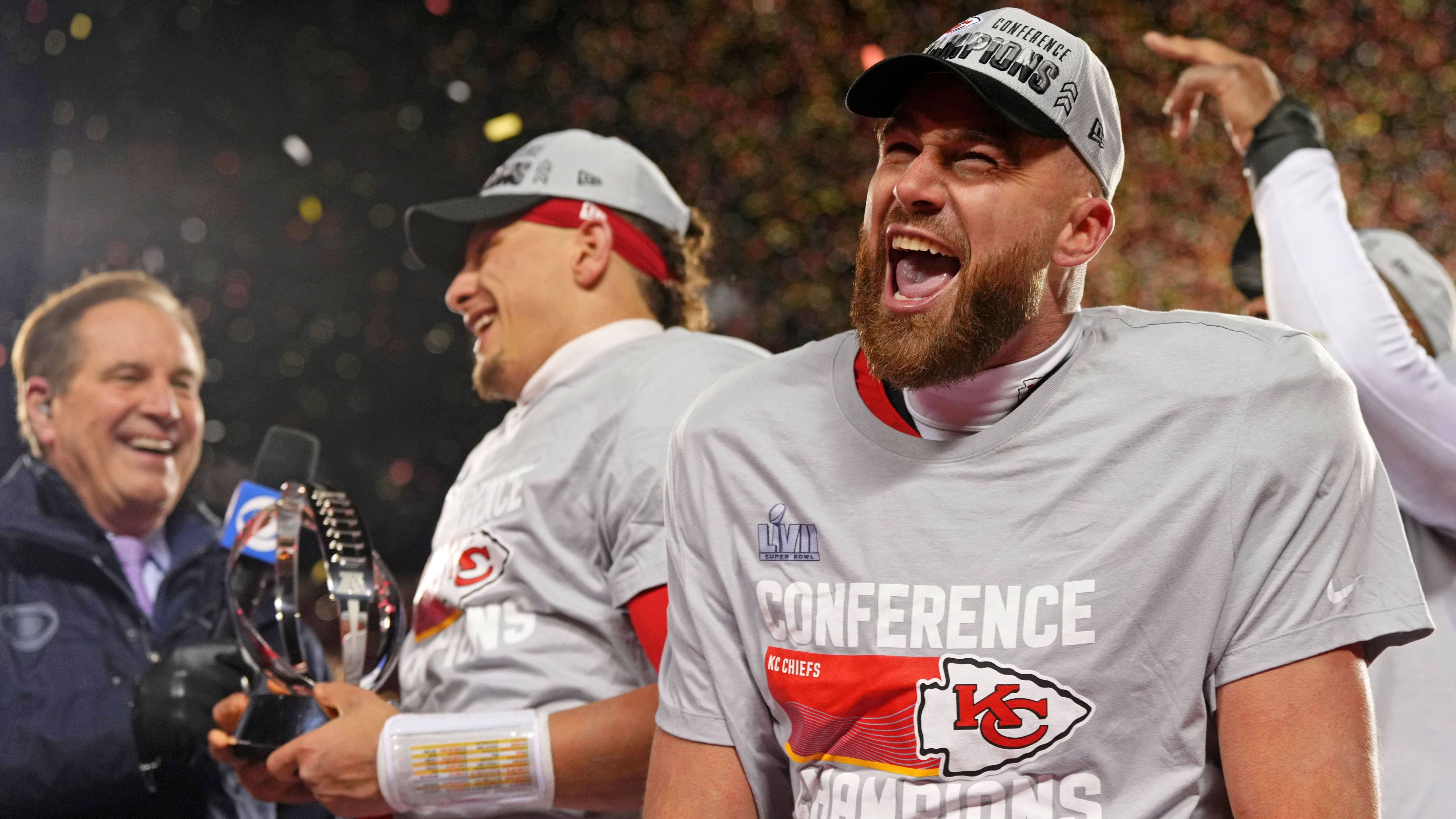 <strong>3. Travis Kelce: Gronks Erbe als coolster Tight End der NFL</strong><br>
                Der Star-Tight-End des Teams wird nicht nur mit Rob Gronkowski verglichen, weil er wie "Gronk" seinerzeit ein absoluter Albtraum für seine Verteidiger ist und einen NFL-Rekord nach dem anderen jagt und bricht. Er ist auch abseits des Football-Feldes der geborene Entertainer.