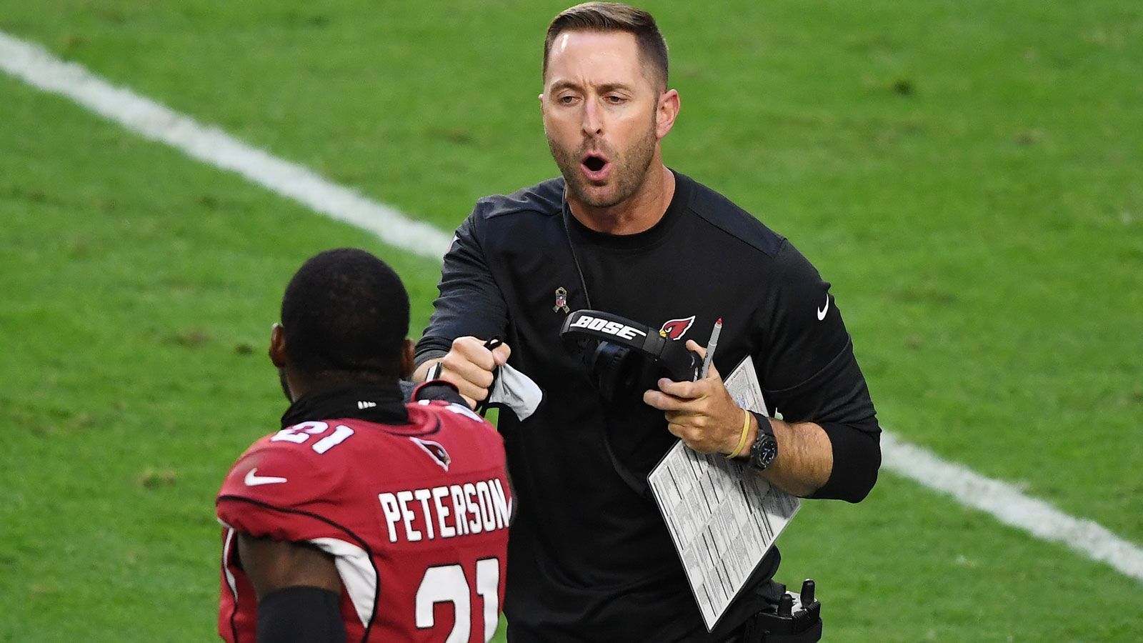 
                <strong>Coach of the Year ran-User: Kliff Kingsbury - Arizona Cardinals</strong><br>
                Kliff Kingsbury wurde von euch zum besten NFL-Trainer nach neun Spieltagen gewählt! Der Head Coach der Arizona Cardinals erhielt 57 Prozent der Stimmen, setzte sich bei im Voting deutlich gegen den 8-0 stehenden Mike Tomlin (Pittsburgh Steelers, 26 Prozent) durch. Brian Flores (Miami Dolphins, 10 Prozent) und Andy Reid (Kansas City Chiefs, 7 Prozent) landeten im Community-Voting auf den Plätzen drei und vier. Insgesamt wurden 50.553 Stimmen abgegeben. Ein überraschend deutliches Ergebnis. Die ran-Redaktion wählt einen anderen Head Coach auf den ersten Platz.
              
