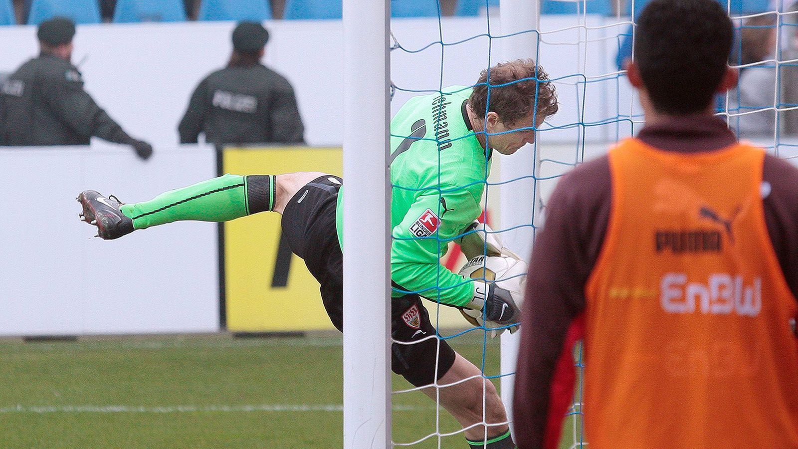 
                <strong>Jens Lehmann (VfB Stuttgart) </strong><br>
                4. April 2009: VfL Bochum – VfB Stuttgart (1:2)Auch dem ehemaligen deutschen Nationalkeeper unterliefen in seiner Karriere einige Schnitzer. Einer davon in der Saison 2008/09 im Spiel seiner Stuttgarter beim VfL Bochum. Beim Stand von 0:0 geriet der VfB-Torhüter beim Abfangen einer Flanke von Joel Epalle in Rücklage und fiel mitsamt dem Ball hinter die Torlinie. Dank der Tore von Cacau und Tasci konnte der VfB Stuttgart das Spiel noch gewinnen und der Patzer von Lehmann blieb ohne Folgen für die Schwaben.
              