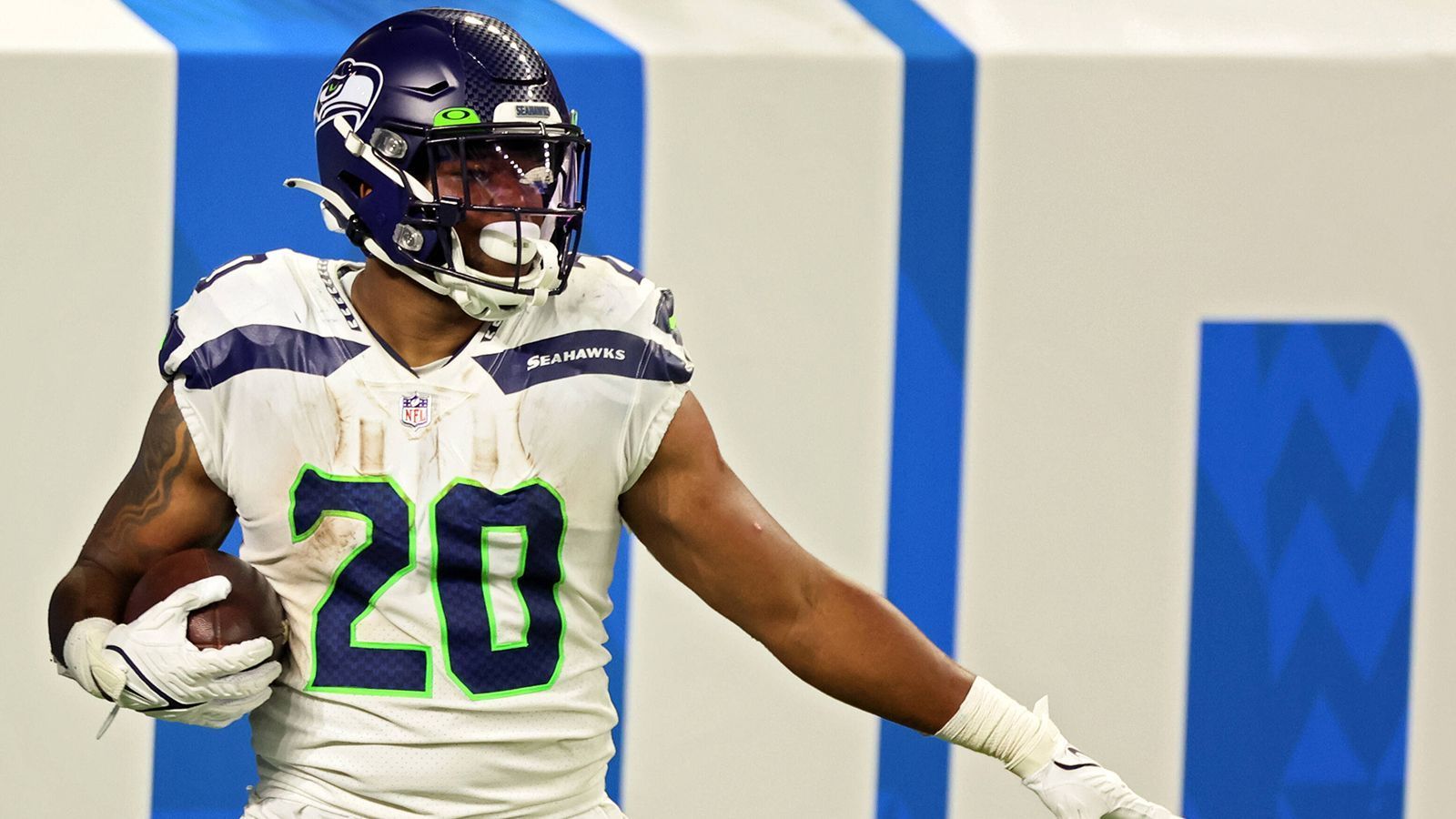 
                <strong>Rashaad Penny - Philadelphia Eagles at Seattle Seahawks (Week 15)</strong><br>
                Fünf Jahre verbrachte Rashaad Penny bei den Seattle Seahawks. Ab der kommenden Spielzeit trägt der Running Back das Trikot der Philadelphia Eagles - und hofft gegen sein Ex-Team in Week 15 natürlich auf einen Sieg.
              