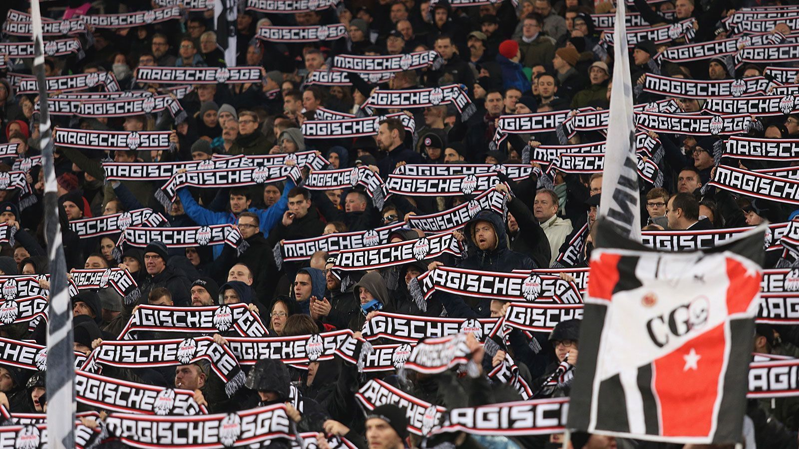 
                <strong>Eintracht-Fans begleiten ihr Team durch Europa</strong><br>
                Wo die Eintracht auch hinreist, wird sie von Scharen von Fans begleitet. Schon in Marseille feierten Hunderte den Auswärtssieg - obwohl das Spiel wegen einer Strafe gegen die Franzosen vor leeren Rängen stattfand und Frankfurter Anhänger auch mit einem Stadtverbot belegt wurden. Den vorläufigen Höhepunkt erlebte die regelmäßige Völkerwanderung dann bei der bedeutungslosen letzten Gruppenpartie in Rom, wo 8500 SGE-Supporter im Stadio Olimpico friedlich Alarm machten. Für die nächste Reise nach Italien in einer Woche haben sich bereits 13.500 Fans angesagt. Kein Wunder: Bei den aktuellen Leistungen will eben jeder live dabei sein. Und so pushen sich Zuschauer und Spieler gegenseitig.
              