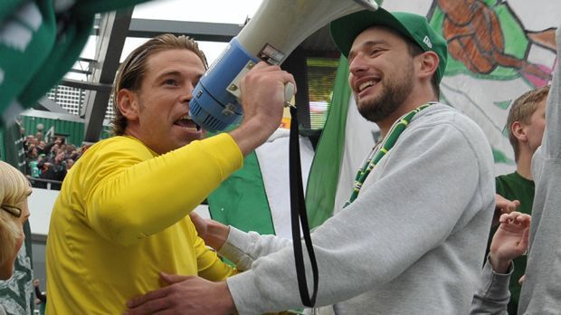 
                <strong>Wiese 2</strong><br>
                Tim Wiese stand bei den Nordderbys gerne mal im Mittelpunkt. Inmitten der Feierlichkeiten um die 19 dollen Tage stieg er nach dem finalen Punch in der Liga auf den Zaun und intonierte "Scheiß HSV". Der damalige Werder-Sportdirektor Klaus Allofs meinte: "Man sollte das nicht bagatellisieren, muss es aber auch nicht überbewerten. Ich finde es jedoch richtig, dass der DFB der Sache nachgeht." 8000 Euro musste Wiese zahlen.
              