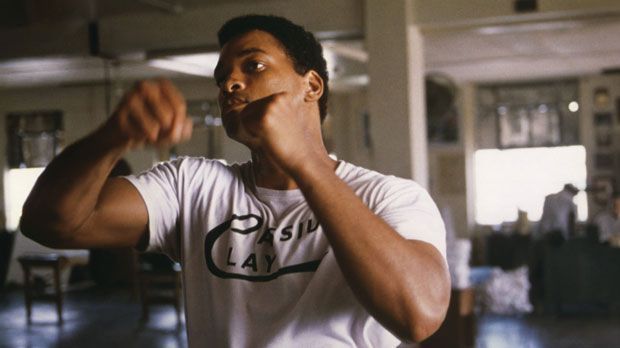 
                <strong>"Ali" (2001)</strong><br>
                "Ali" (2001): Die Verfilmung des Lebens von Muhammad Ali brachte Hauptdarsteller Will Smith eine Oscar-Nominierung ein. Erzählt wird der sportliche Aufstieg Alis, der Gewinn der Schwergewichts-WM gegen Sonny Liston 1964 bis hin zum "Rumble in the Jungle" gegen George Foreman 1974.
              