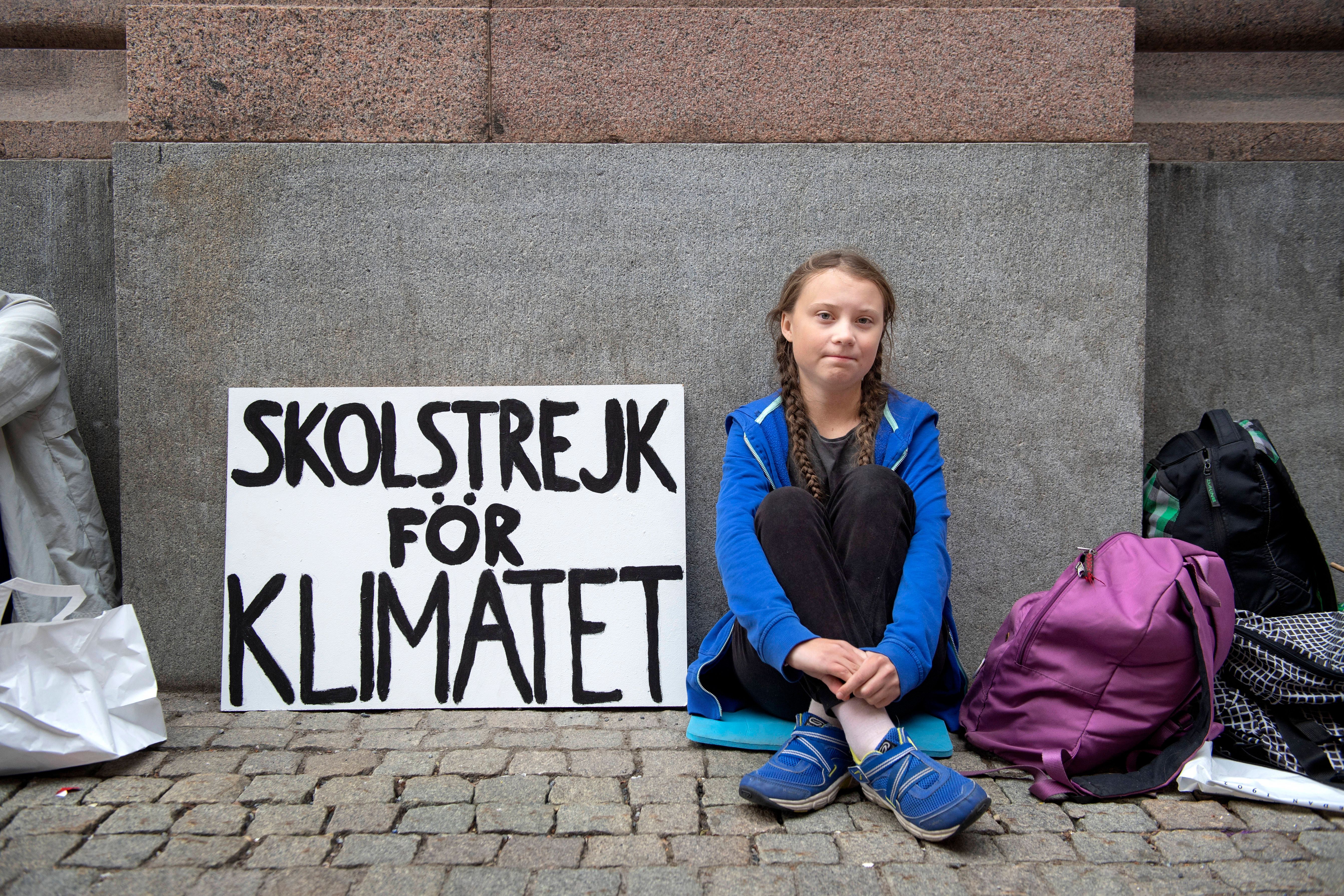 Dieses Foto vor dem Schwedischen Reichstag machte Greta Thunberg berühmt: Ab 20. August 2018, dem ersten Schultag nach den Ferien, protestierte die damals 15-Jährige mit einem "Schulstreik für das Klima"-Schild.