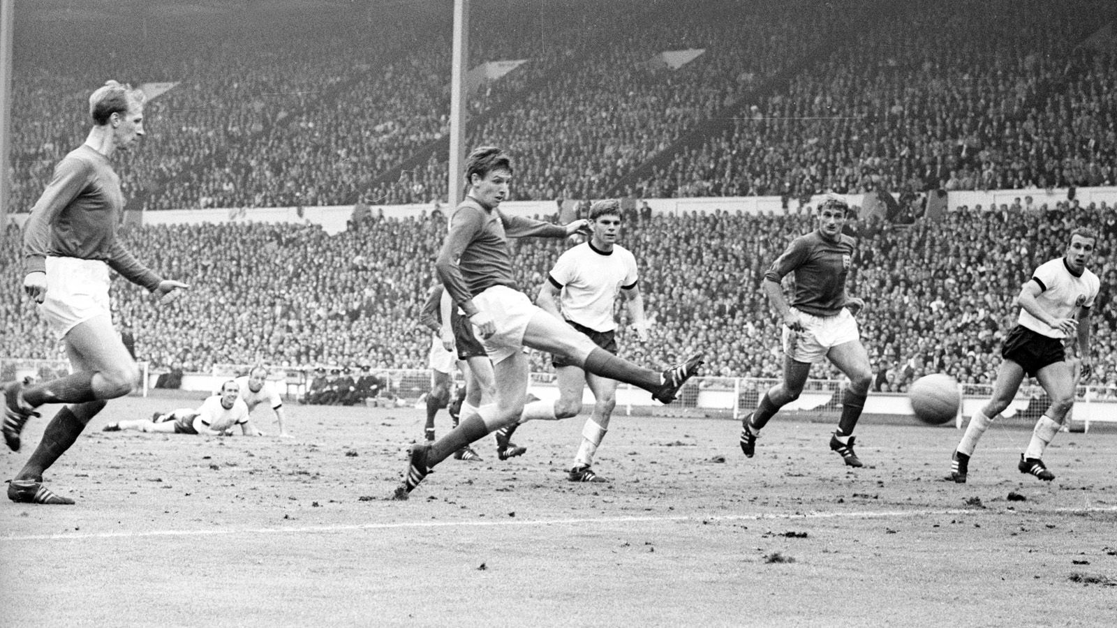 
                <strong>WM 1966: England - Deutschland 4:2 (2:2, 1:1) n.V.</strong><br>
                ... Nach einem 2:2 nach 90 Minuten schoss in der 101. Minute Geoff Hurst aus kurzer Distanz auf das deutsche Tor und traf die Unterkante der Latte. Von dort aus prallte der Ball auf die Torlinie, anschließend wurde er vom deutschen Verteidiger Wolfgang Weber ins Tor-Aus geköpft ... 
              