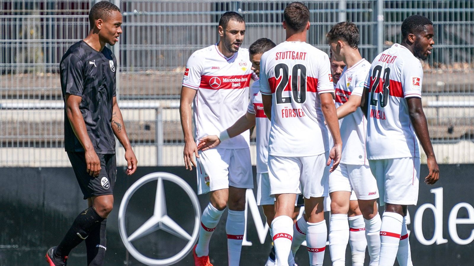 <strong>Platz 11: VfB Stuttgart</strong><br>Preis: 84,99 Euro<br>Vergleich zum Vorjahr: +0 Euro<br>Ausrüster: Jako