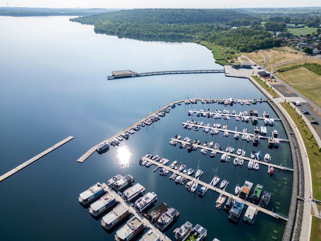 Blick auf die Marina Baunsbedra am Geiseltalsee. Die Behörden suchen nach einer möglichen Großkatze in der Nähe des Sees. Am Vorabend wurde über die Notfall-App NINA eine Warnmeldung abgesetzt. 