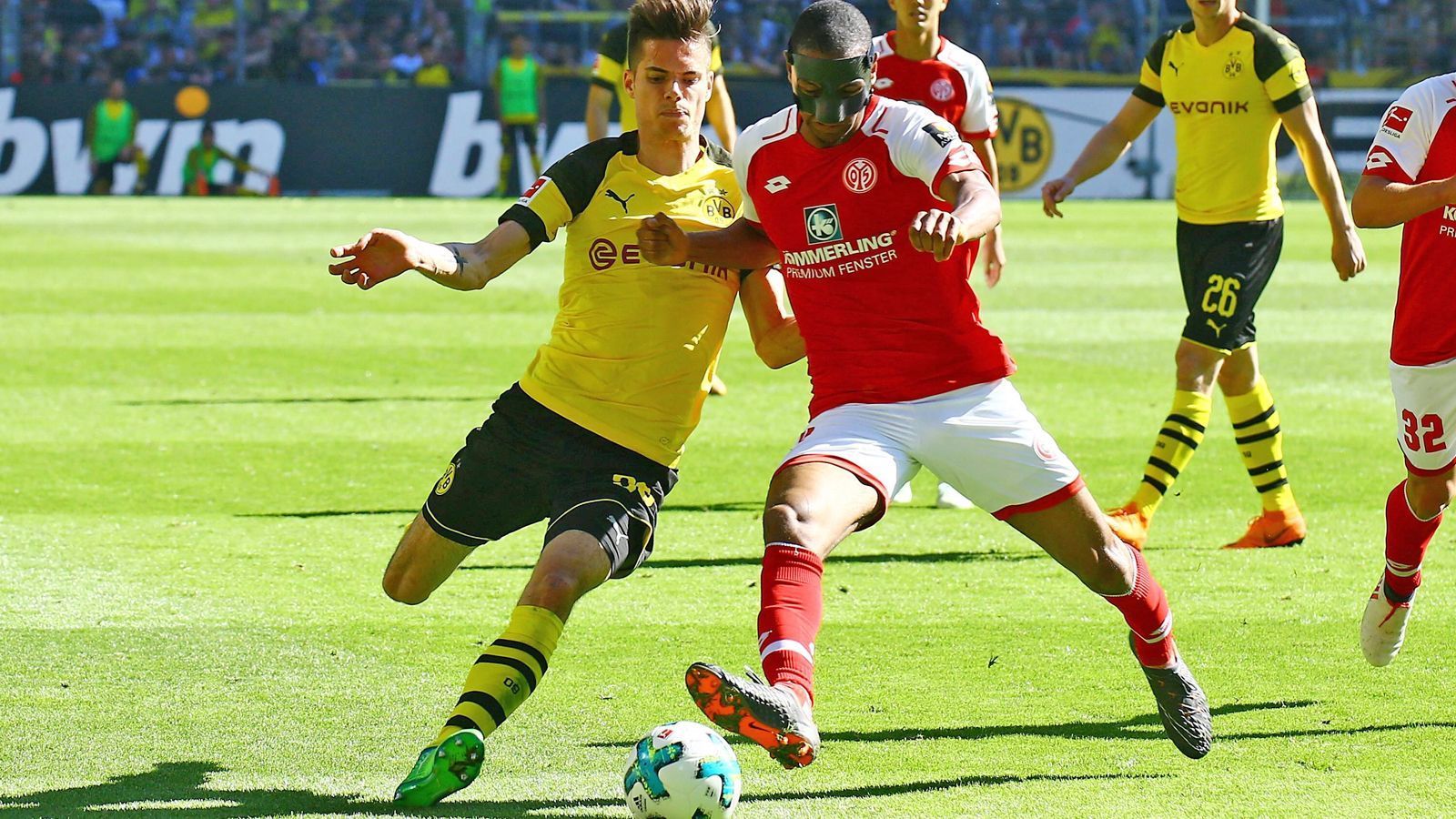 
                <strong>Innenverteidigung: Abdou Diallo / Ömer Toprak</strong><br>
                Anders sieht es auf der zweiten Innenverteidiger-Position aus. Sokratis steht unmittelbar vor einem Wechsel zu Arsenal, Ömer Toprak enttäuschte in der abgelaufenen Spielzeit. Laut "Bild" hat es Dortmund auf den Franzosen Abdou Diallo vom 1. FSV Mainz 05 abgesehen. Kostenpunkt: angeblich 28 Millionen Euro!
              