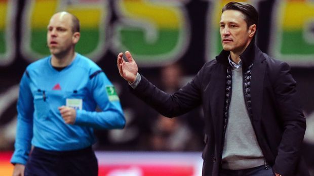 
                <strong>Eintracht Frankfurt - sechs Trainerwechsel</strong><br>
                Mit der Verpflichtung von Niko Kovac ist Eintracht Frankfurt ein echter Glücksgriff gelungen. Der Deutsch-Kroate rettete die Eintracht in der Saison 2015/16 vor dem Abstieg und hat die Hessen mittlerweile bis in das Tabellenmittelfeld der Bundesliga geführt. Wenn die Erfolgsgeschichte so weiter geht, könnte Kovac eine echte Ära prägen. Vielleicht bleibt er sogar länger im Amt als Friedhelm Funkel, der rund fünf Jahre bei der Eintracht das Kommando hatte.
              