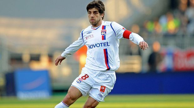 
                <strong>Juninho (Olympique Lyon)</strong><br>
                Juninho (Olympique Lyon): Der Brasilianer Juninho war europaweit für seine gefährlichen Freistöße gefürchtet. Von 2000 bis 2009 war er bei Olympique Lyon stolzer Träger der Nummer 8. Zwischen 2002 und 2008 gewann der Mittelfeldspieler mit seinem Team sieben französische Meisterschaften in Folge.
              