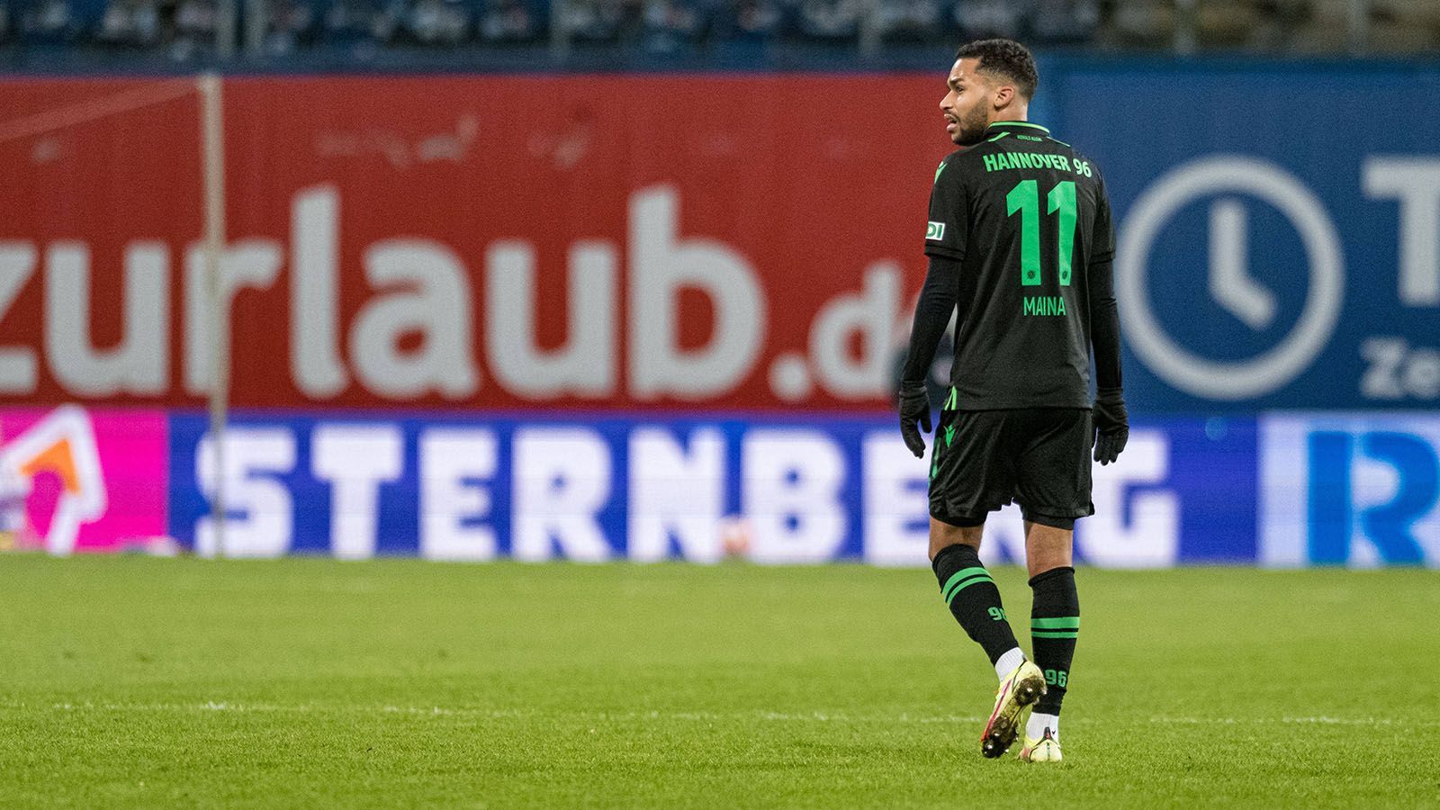 
                <strong>Linton Maina (Hannover 96)</strong><br>
                ... Linton Maina. Der 22-Jährige von Hannover 96 wäre im Sommer ablösefrei und somit die günstigste Variante für Glaldbach. In der laufenden Zweitliga-Saison stand Maina 23 Mal auf dem Feld und erzielte vier Treffer. Dass er bei den Niedersachsen verlängert, scheint ausgeschlossen. Er soll dem Verein bereits mitgeteilt haben, dass er gehen will. Neben Mönchengladbach sollen auch RB Leipzig, der 1. FSV Mainz 05 und Hertha BSC an Maina interessiert sein, im vergangenen Spätsommer soll sich der Flügelflitzer bereits mit Werder Bremen einig gewesen sein, ehe er einen Rückzieher machte.
              