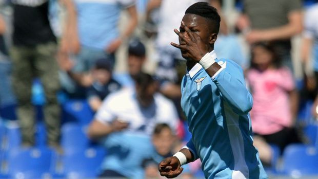 
                <strong>Keita Balde (Lazio Rom)</strong><br>
                Nach Berichten der italienischen Zeitung "Il Messaggero" soll der AC Milan für Lazio Roms Keita Balde geboten haben. Demzufolge fordert der Hauptstadt-Klub eine Ablösesumme in Höhe von 20 Millionen Euro für den 22-jährigen Senegalesen, dessen Vertrag nur noch bis 2018 läuft. Die Verhandlungen zwischen den beiden Vereinen sollen bereits laufen. Als Jahresgehalt bietet Milan dem Afrikaner, der beim FC Barcelona ausgebildet wurde, offenbar 2,2 Millionen Euro netto. Linksaußen Keita erzielte in der laufenden Saison elf Tore für Lazio in der Serie A. Beim 6:2 zuletzt gegen Palermo schlug Balde gleich drei Mal zu.
              