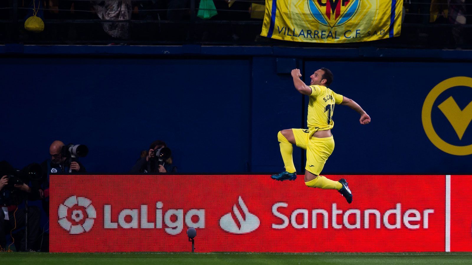 
                <strong>Traum-Comeback bei Villarreal</strong><br>
                In der abgelaufenen Saison knüpfte Cazorla sensationell an frühere Leistungen an. In 45 Pflichtspielen gelangen ihm sieben Tore und elf Assists. Die starken Auftritte blieben auch Nationaltrainer Luis Enrique nicht verborgen. Und so kehrt Cazorla für die bevorstehenden EM-Qualifikationspiele auch in die "Seleccion" zurück. 
              