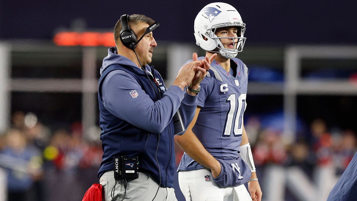 November 13, 2025; Foxborough, MA, USA; New England Patriots head coach Mike Vrabel and New England Patriots quarterback Drake Maye (10) during the NFL, American Football Herren, USA game between N...