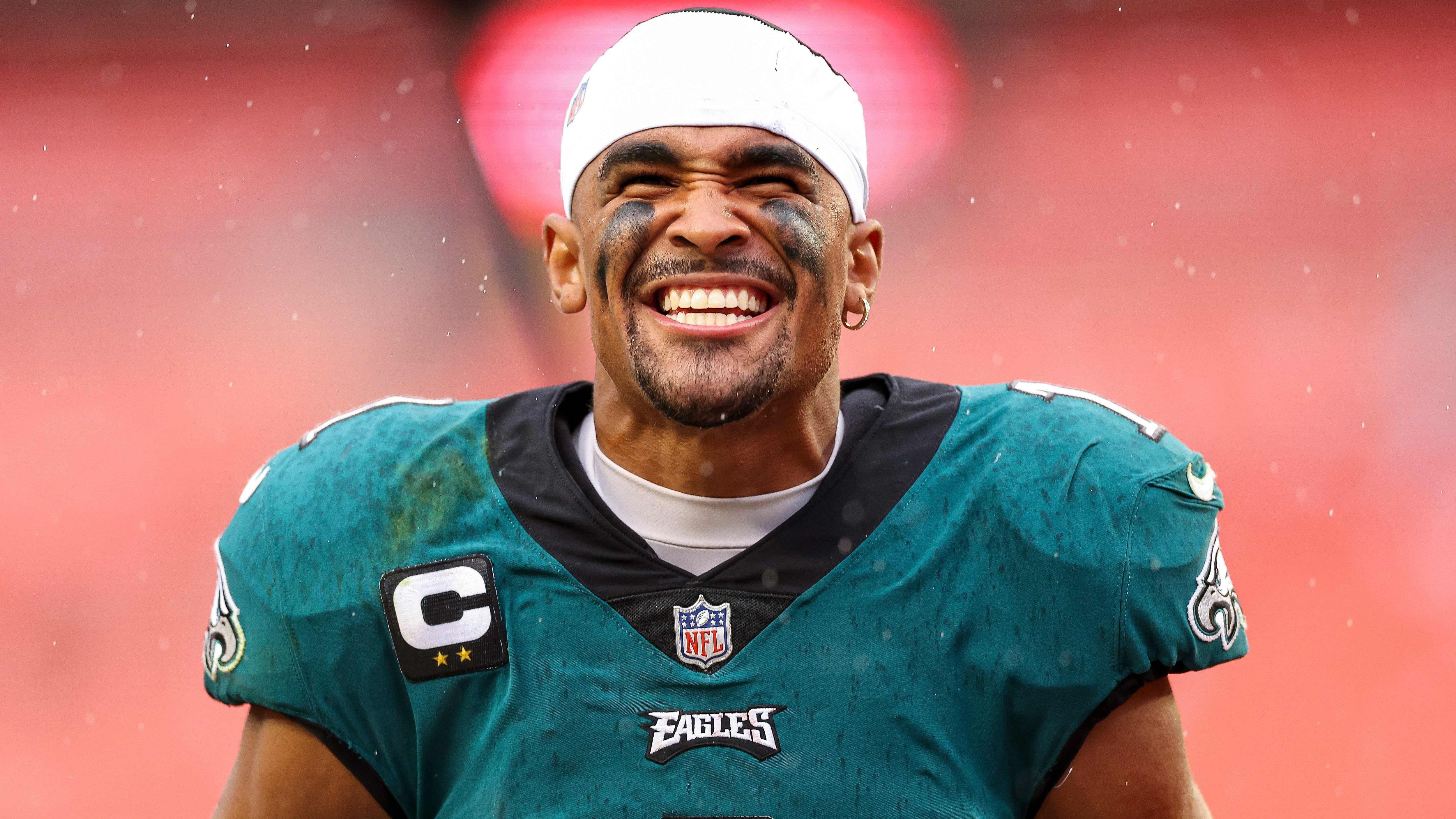 <strong>Philadelphia Eagles - Jalen Hurts</strong><br>Wird Free Agent: 2028<br>Vertragslaufzeit: 5 Jahre<br>Vertragsvolumen: 255 Millionen<br>Garantierte Summe: 179,4 Millionen