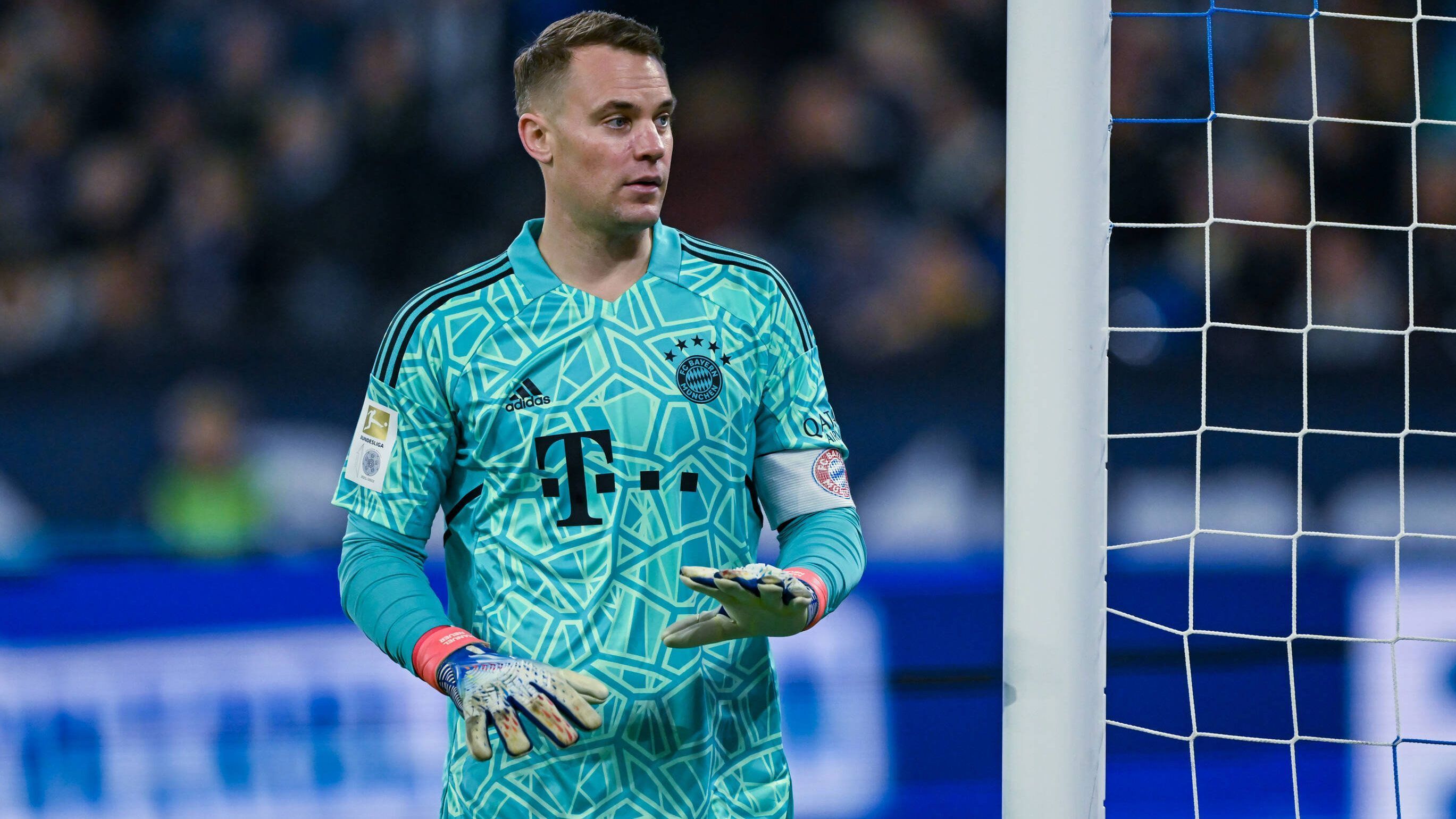 
                <strong>Gewinner: Manuel Neuer</strong><br>
                Neuer hat während seiner Verletzung Torwarttrainer und Mentor Toni Tapalovic verloren, an dessen Entlassung mutmaßlich auch Nagelsmann ein gehöriges Wörtchen mitzureden hatte. Dementsprechend war das Verhältnis zwischen Neuer und Nagelsmann angespannt. Zu allem Überfluss wurde Neuer noch Yann Sommer vor die Nase gesetzt. Gänzlich unglücklich war der Nationalkeeper über Nagelsmann Entlassung gewiss nicht.
              