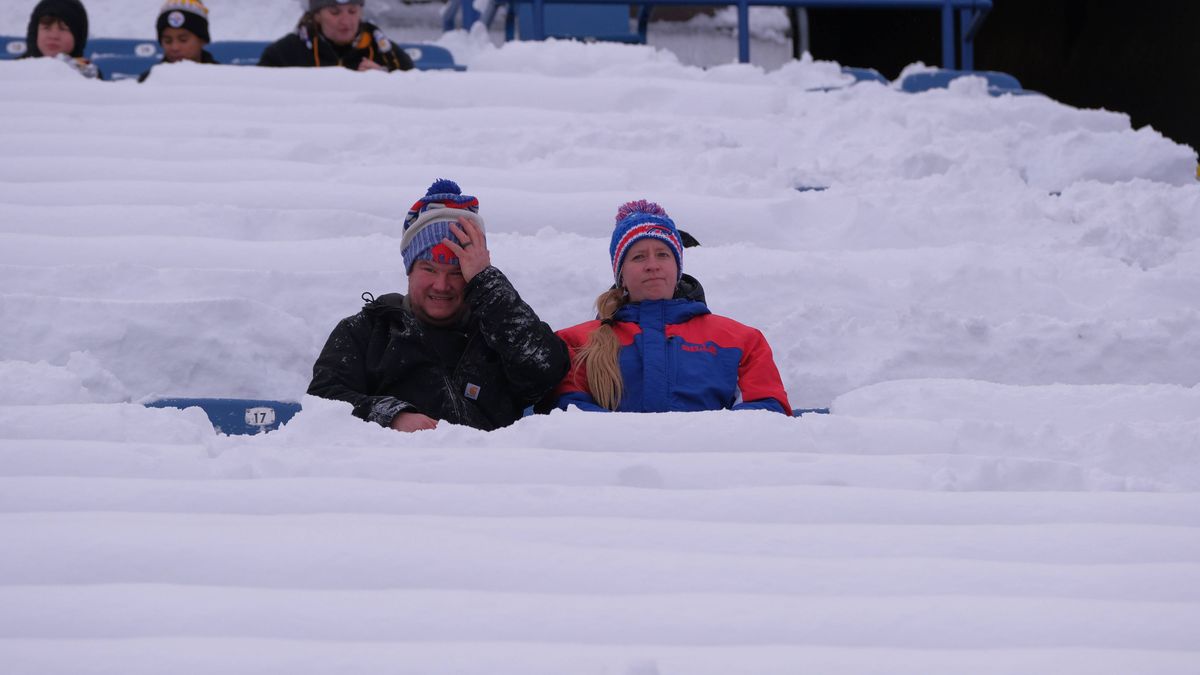 JAN 15, 2024: Buffalo fans had to dig their own seats from snow before the Pittsburgh Steelers vs Buffalo Bills game in Buffalo, NY. CSM Buffalo USA - ZUMAcp5_ 20240115_faf_cp5_052 Copyright: xJaso...