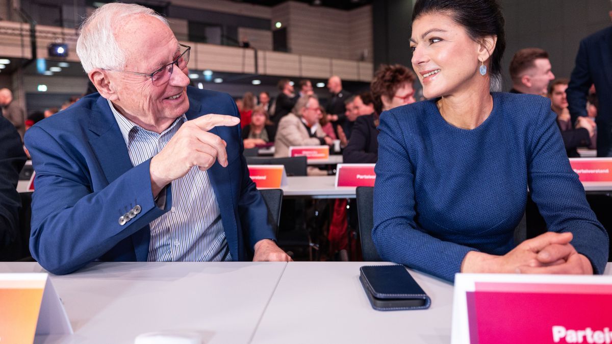 12.01.2025, Bonn: Sahra Wagenknecht, Kanzlerkandidatin und Bundesvorsitzende des Bündnis Sahra Wagenknecht BSW, und ihr Mann Oskar Lafontaine unterhalten sich auf dem Bundesparteitag. 