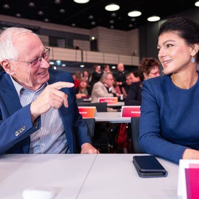 12.01.2025, Bonn: Sahra Wagenknecht, Kanzlerkandidatin und Bundesvorsitzende des Bündnis Sahra Wagenknecht BSW, und ihr Mann Oskar Lafontaine unterhalten sich auf dem Bundesparteitag. 