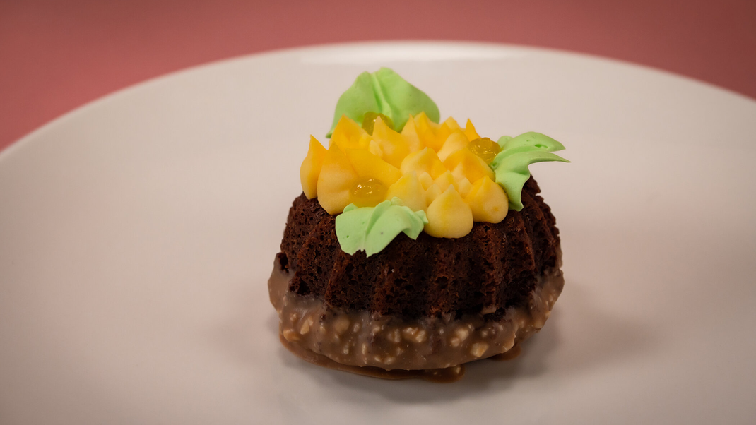 Mini-Gugelhupfe aus Brownie mit Orangen-Crémeux, Orangen-Mascarpone-Creme und Buttercreme