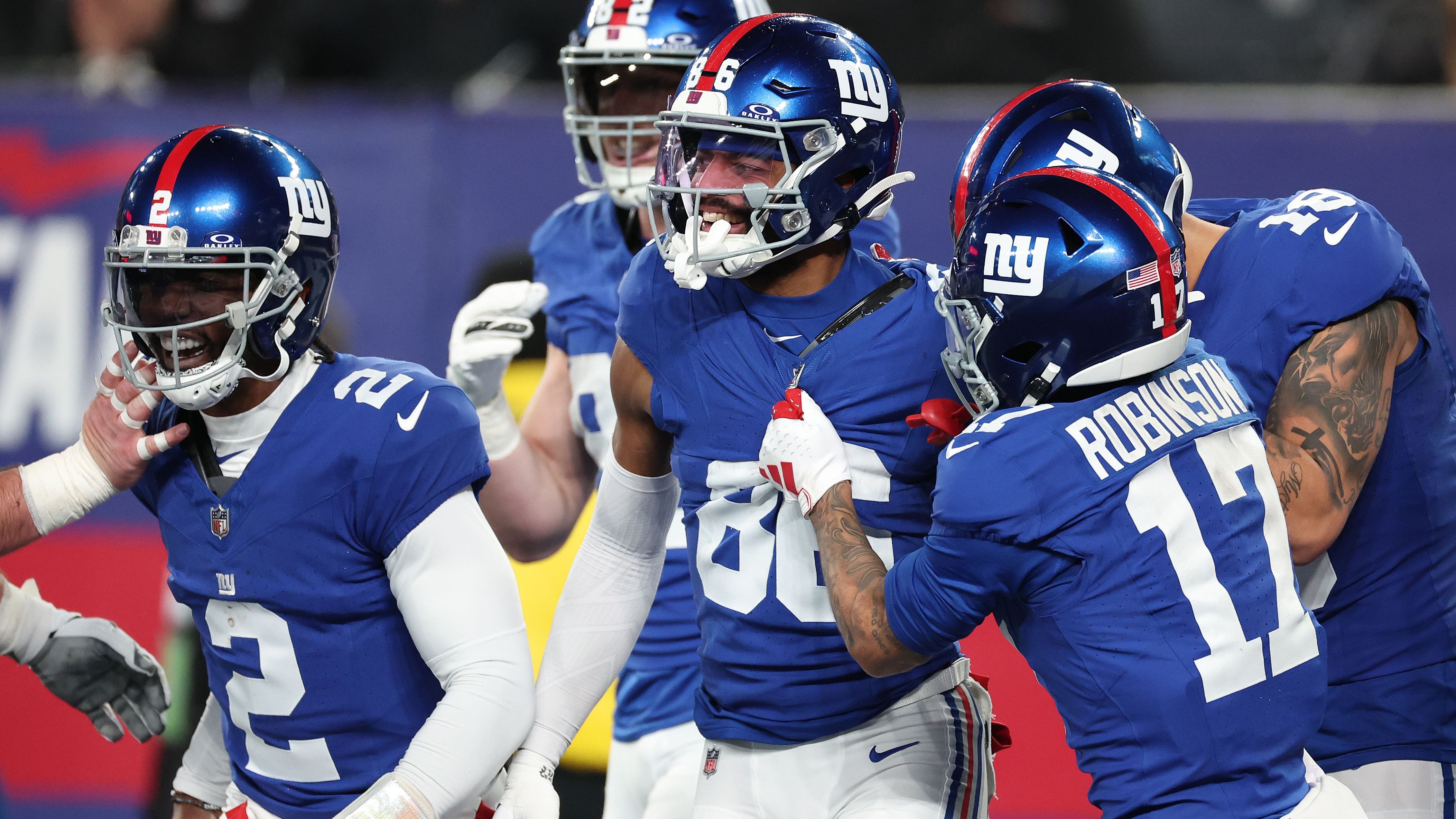 <strong>New York Giants</strong><br>Locker Room: C+<br>Training Room: B