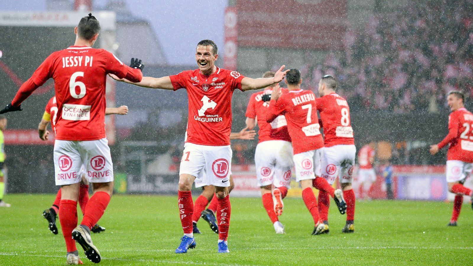 
                <strong>Frankreich: Stade Brest</strong><br>
                Durch einen souveränen 3:0-Heimsieg über Chamois Niort hat sich der französische Zweitligist Stade Brest einen Spieltag vor dem Saisonende den Wiederaufstieg in die Ligue 1 gesichert. Nach sechsjähriger Abstinenz kehrt der Ex-Klub von Franck Ribery (spielte in der Saison 2003/04 für Stade Brest) in Frankreichs Fußball-Oberhaus zurück.
              