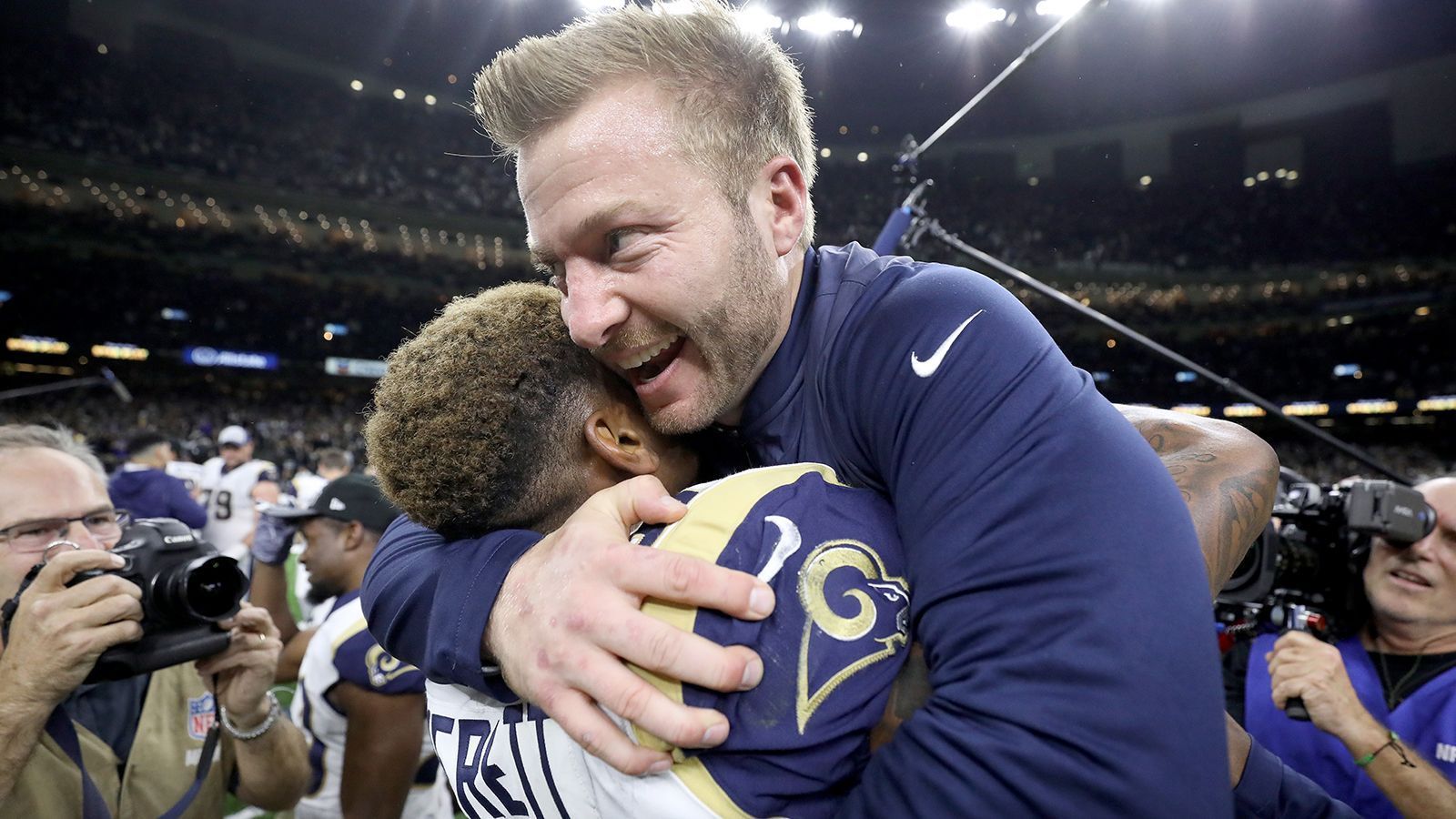 
                <strong>Gewinner: Sean McVay </strong><br>
                Als die Rams Sean McVay vor zwei Spielzeiten überraschend zum Head Coach ernannten, hätten sich Rams-Fans selbst in ihren kühnsten Träumen nicht ausmalen können, was der junge Trainer alles bewirken würde. In zwei Jahren hat er aus den Rams eine Offense-Maschine geformt, wird als angriffslustiges Mastermind gefeiert und steht nun mit 32 Jahren als jüngster Trainer der NFL-Geschichte im Super Bowl.
              