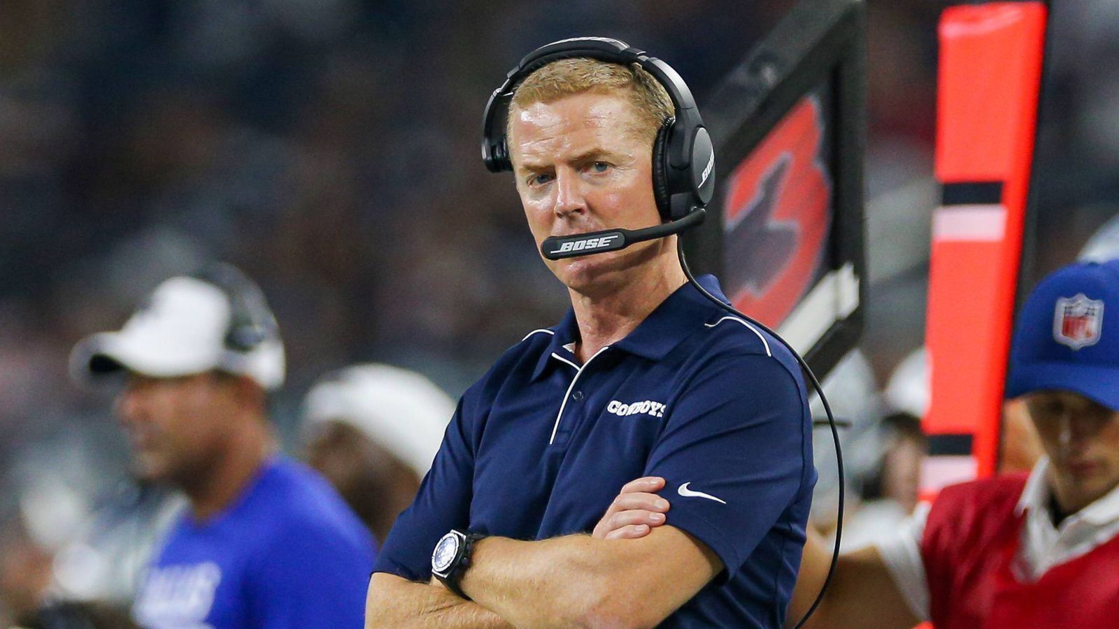 
                <strong>Garrett</strong><br>
                Dafür wird der Druck größer, vor allem für Head Coach Jason Garrett, der gefühlt seit Jahren auf dem heißen Stuhl sitzt. Sein Vertrag läuft nach dieser Saison aus, er wird erst einmal keinen neuen bekommen. Eine Verlängerung wird von seinem sportlichen Erfolg abhängen. Dazu ist er in gewisser Weise verdammt, schließlich gehen die Cowboys "All in".
              