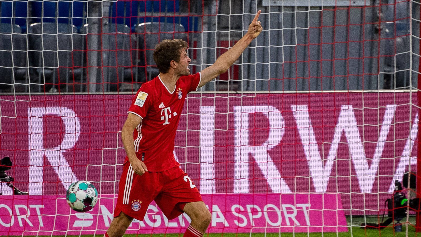 
                <strong>Thomas Müller</strong><br>
                Ein typischer Müller-Auftritt, überall zu finden, immer in Bewegung, mit vielen Aktionen. Pech bei seinem Tor, bei dem er wenige Millimeter im Abseits steht. Gut aufgelegt. Ist in der 85. Minute mit seinem schönen Zuspiel auf Lewandowski zur Stelle, um das 3:2 aufzulegen. ran.de-Note: 2
              