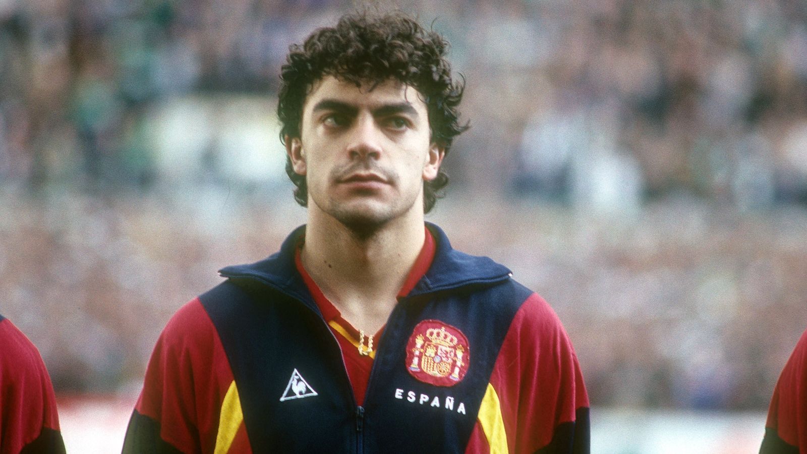 
                <strong>1986 - Manuel Sanchis (Spanien)</strong><br>
                Als Manuel Sanchis 1979 seine Karriere bei Real Madrid begann, war sein Weg vorgezeichnet. Schließlich ist "Manolo" der Sohn des gleichnamigen früheren Real-Profis Manuel Sanchis. 1986 war der spanische Libero der große Star bei der U21-EM, führte seine Auswahl zum Titel. In der gesamten Qualifikation kassierten Sanchis' Spanier kein einziges Gegentor. Im Endspiel setzte sich die "Seleccion" im Elfmeterschießen gegen Italien durch. Mit Real wurde "Manolo" Sanchis achtmal Meister, gewann unter anderem noch zweimal die Champions League. Kein Wunder, dass er ob des Erfolges nie an einen Vereinswechsel dachte. 
              