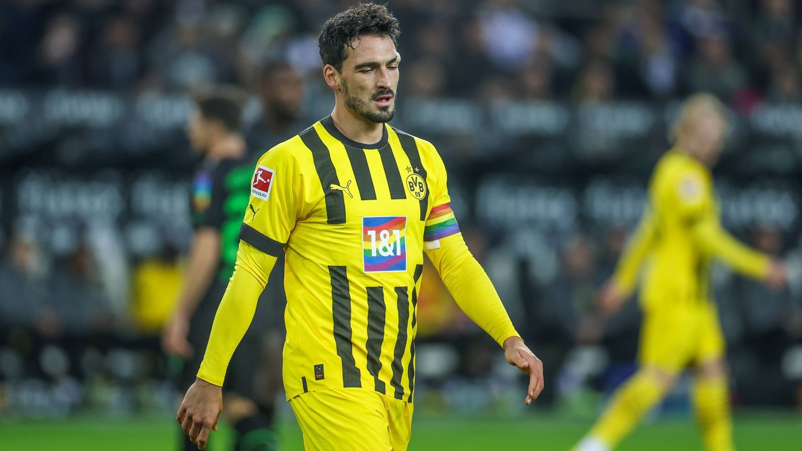 
                <strong>Mats Hummels (Borussia Dortmund)</strong><br>
                Hat Glück, dass seine schlecht getimte Grätsche gegen Hofmann nicht im 1:2 resultiert (22.). Sieht früh die gelbe Karte, als er Thuram in Strafraumnähe zu Boden bringt und den Freistoß vor dem 1:2 verursacht (26.). Die Abstimmung im Defensivzentrum mit Schlotterbeck stimmt auch nach der Pause nicht. Dortmunds Defensive strahlt an diesem Abend keine Sicherheit aus. Gladbach findet immer wieder problemlos die Schnittstellen, wie auch bei der Großchance (52.). Hat Mühe und Not, mit Gegenspieler Thuram überhaupt Schritt zu halten, der ihn reihenweise im Dribbling aussteigen lässt. Verlässt nach 78. Minuten den Platz. ran-Note: 
              