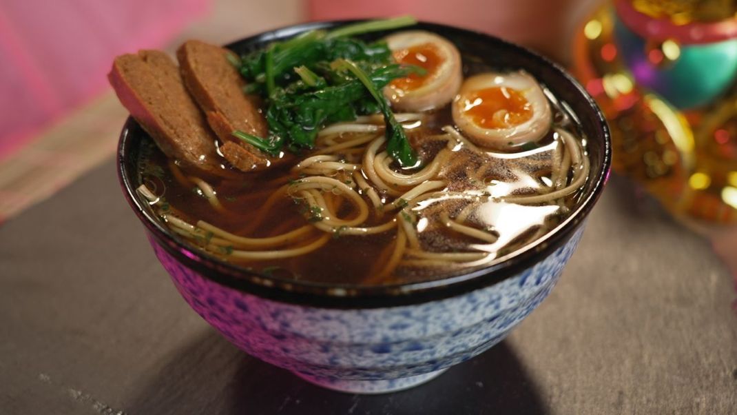 Lust auf eine Express-Ramen-Suppe? Dann probiere doch mal dieses Rezept für den Soja-Tofu-Braten aus.