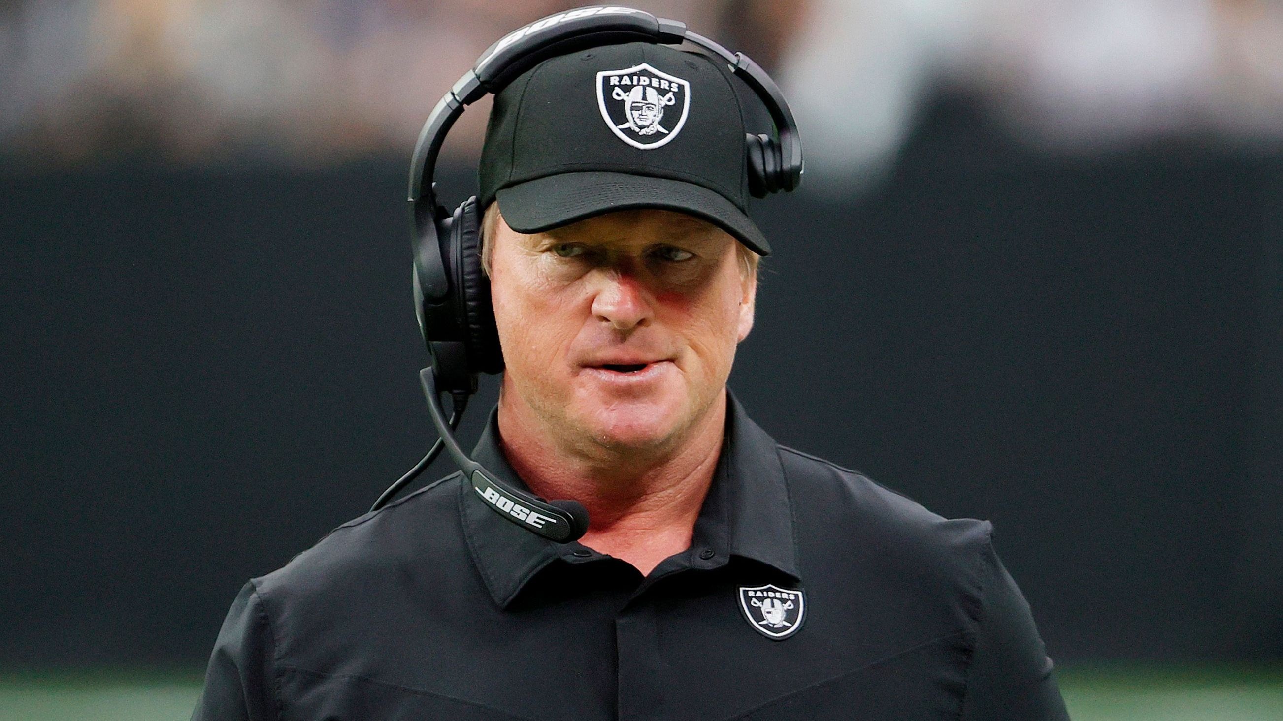 <strong>Jon Gruden</strong><br>Die Dienstzeit von Jon Gruden bei den Las Vegas Raiders endete mit einem Skandal. Nachdem im Oktober 2021 diverse E-Mails veröffentlicht wurden, indem er rassistische sowie homophobe und frauenfeindliche Bemerkungen von sich gab, erklärte der damalige Head Coach auf Druck der Öffentlichkeit seinen Rücktritt.