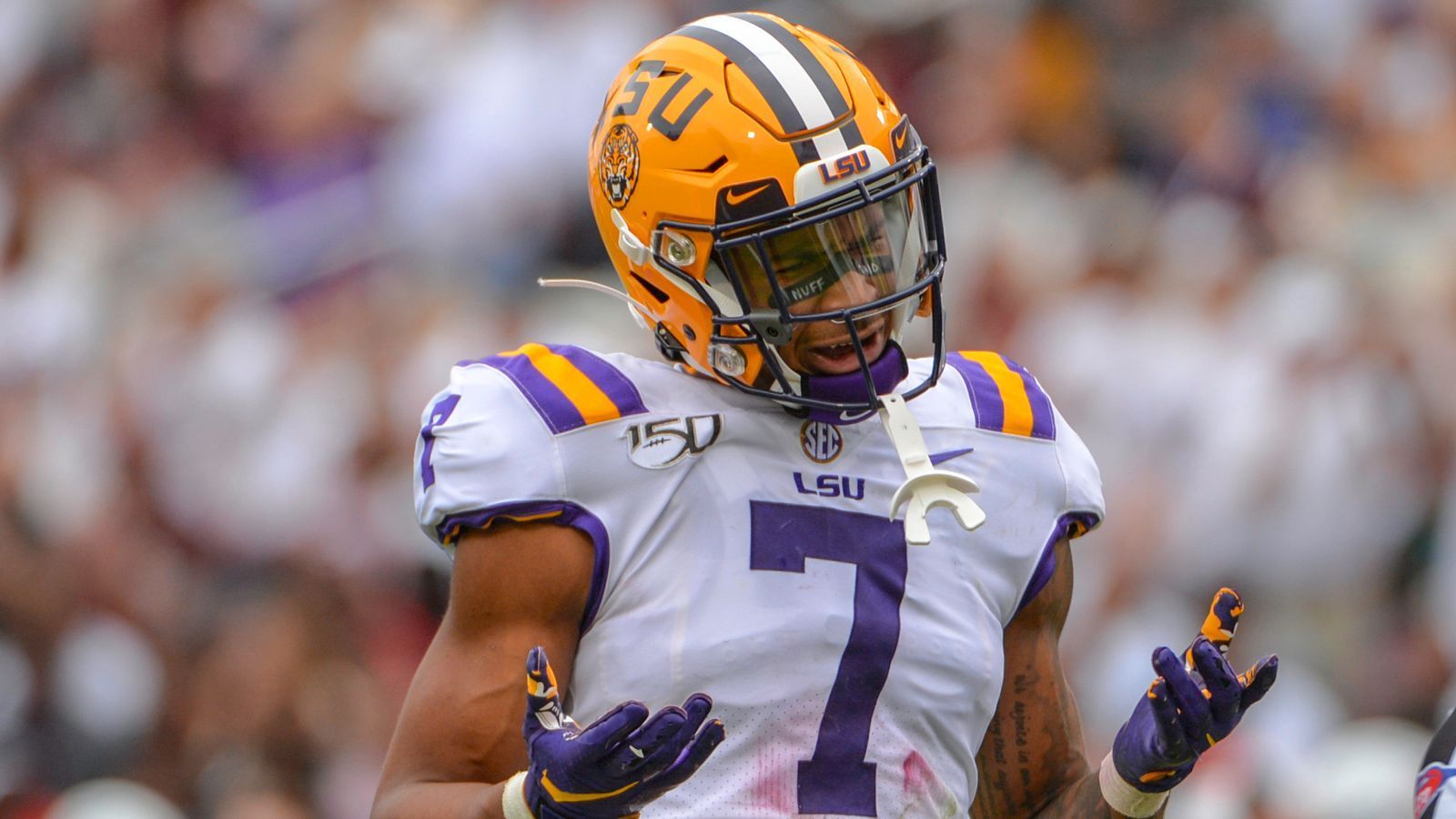 
                <strong>LSU Tigers - Grant Delpit (Safety)</strong><br>
                Überhaupt verfügen die LSU Tigers über ein starkes Defensive Backfield. Grant Delpit gehört 2020 vermutlich zu den besten Safeties im gesamten NFL-Draft. Der 1,91 Meter große und 92 Kilogramm schwere Verteidiger ist seit der Saison 2017 bei LSU gesetzt, fing alleine in den letzten beiden Spielzeiten insgesamt sieben Interceptions. Der 21-Jährige verfügt über eine starke Physis, eine gute Übersicht und ist insgesamt sehr vielseitig. Zudem setzt ihn der Defensive Coordinator bei "Blitzes" ein, um den Quarterback unter Druck zu setzen. Einzige kleine Schwachstelle: Beim Tacklen muss er sich noch verbessern.
              