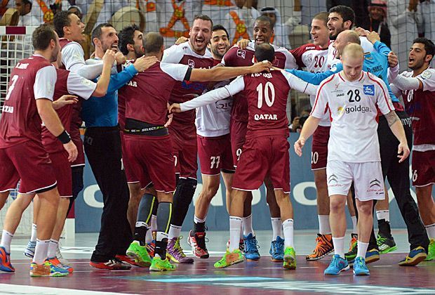 
                <strong>Katar trifft auf Deutschland</strong><br>
                Bei der Handball-WM 2013 belegte Katar noch Platz 20, nun zählt der Gastgeber der diesjährigen Weltmeisterschaft zu den acht besten Team und trifft im Viertelfinale auf die deutsche Auswahl. Die DHB-Herren bekommen es allerdings nicht wirklich mit Kataris zu tun ....
              