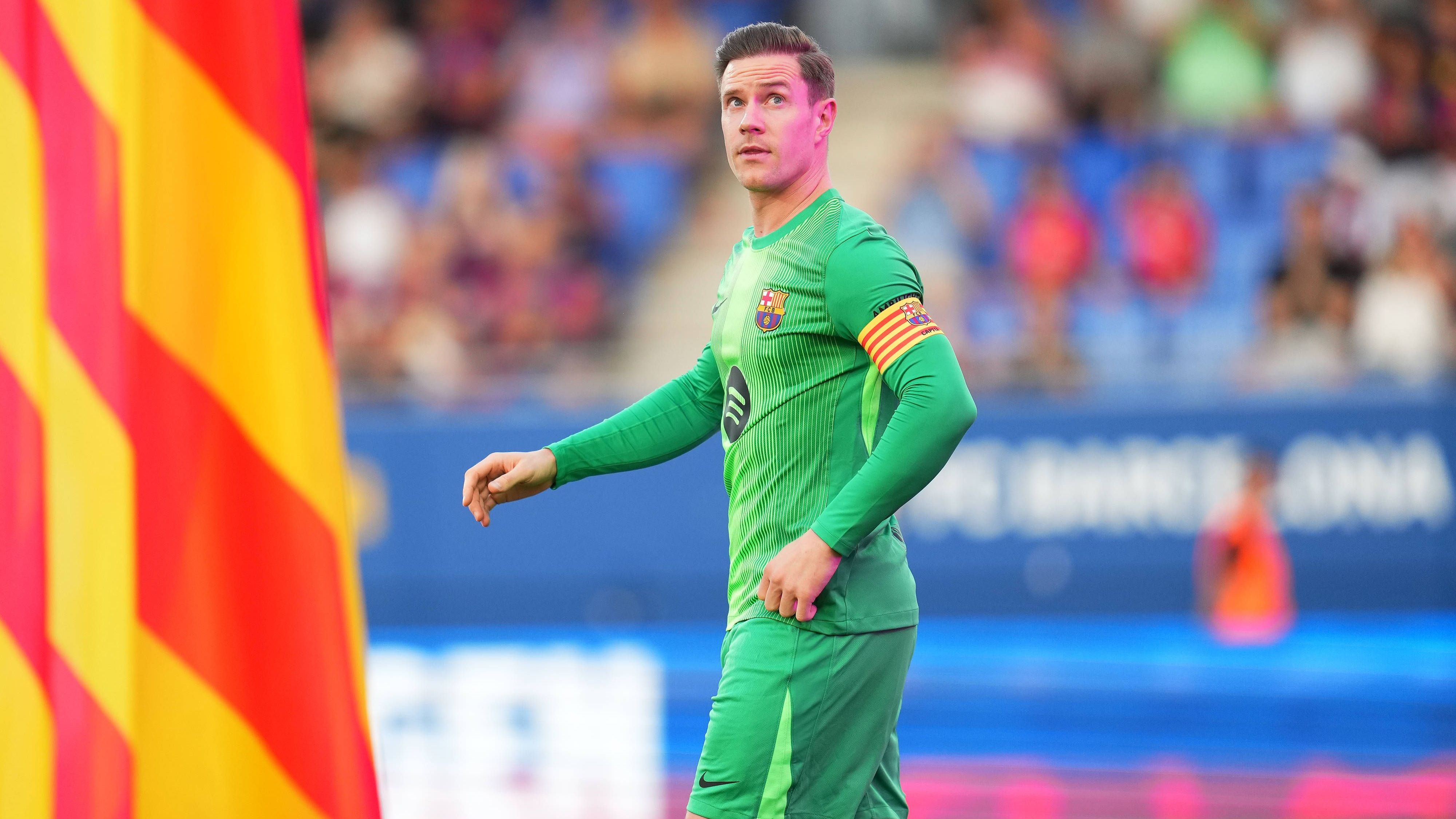 <strong>FC Barcelona</strong><br>Bei den Katalanen sorgt nicht etwa eine Nicht-Nominierung für Aufsehen, sondern eine Berufung: Der zwischenzeitlich in Ungnade gefallene Marc-Andre ter Stegen wurde als dritter Torwart in den Kader aufgenommen, obwohl der 33-Jährige nach einer Rücken-OP längere Zeit ausfällt.