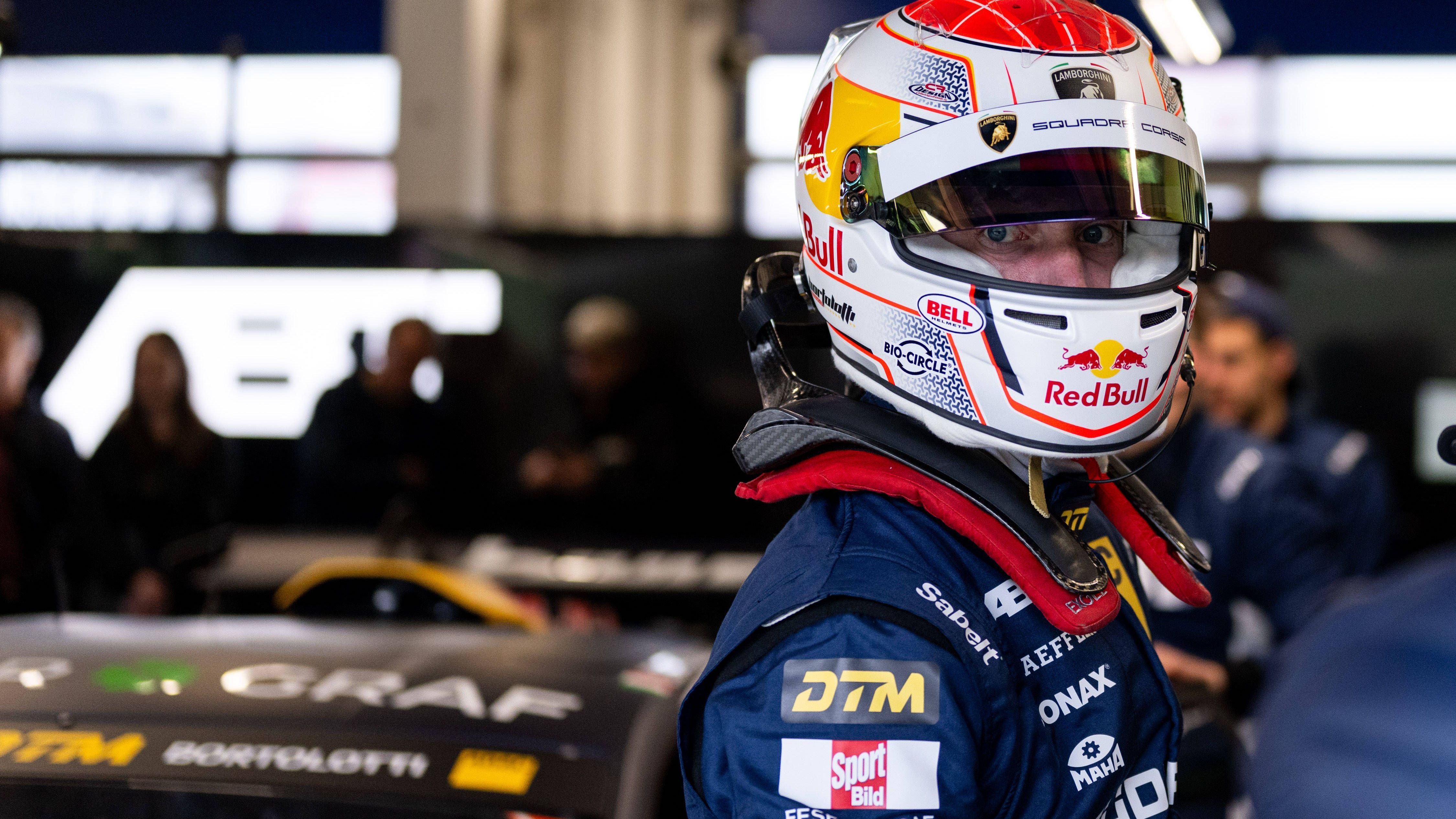 <strong></strong><strong>2025: Mirko Bortolotti (Lamborghini)</strong><br><strong>Platz: 10</strong>&nbsp;(41 Punkte auf Platz 1)<br>Weg von SSR Performance und neu bei Team Abt. Bortolotti braucht Zeit in seinem neuen Team. Kollege Nicki Thiim hat noch größere Probleme. Doch eines Champs würdig, ist er sich dessen bewusst und stärkt seinem neuen Rennstall den Rücken. Die Saison ist erst <a href="https://www.ran.de/sports/motorsport/dtm/videos/dtm-2025-lausitzring-rennen-2-im-relive">zwei Rennwochenenden</a> alt, aber der Abstand wird immer größer. Wird Bortolotti das nächste Opfer des DTM-Titelfluchs? Nächster Stop ist im niederländischen Zandvoort (<em><em><a data-li-document-ref="523758" href="https://www.ran.de/sports/motorsport/dtm/news/dtm2025-live-rennen-fahrer-termine-free-tv-uebertragung-auf-prosieben-und-im-joyn-livestream-alle-infos-im-ueberblick-523758">live auf ProSieben, Joyn, ran.de und in der ran-App</a>).</em></em>