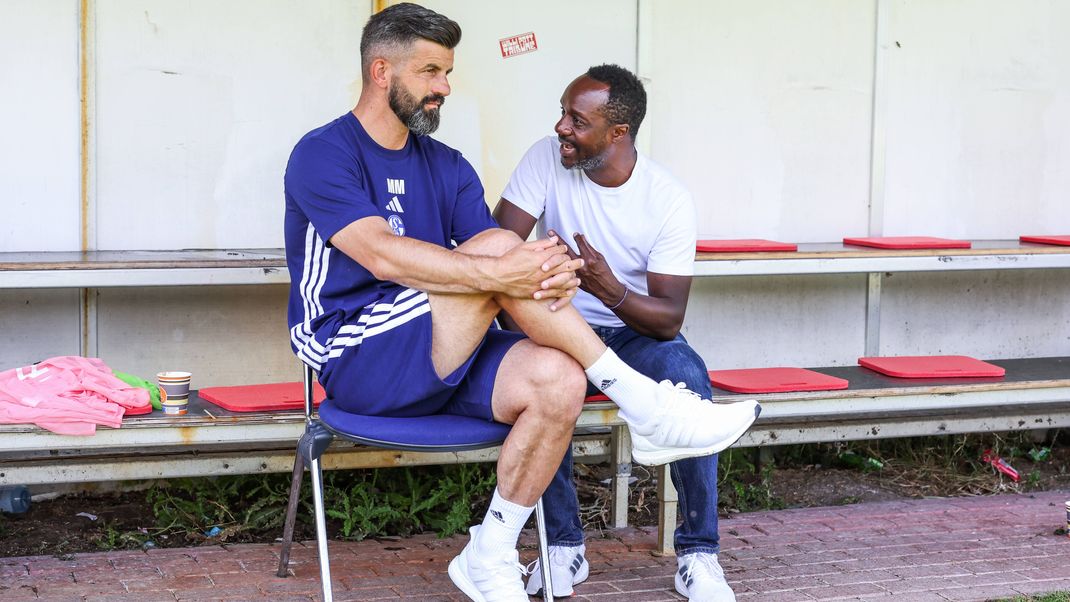 Offenbar ein seltenes Bild: Trainer Miron Muslic mit Ex-Kaderplaner Ben Manga