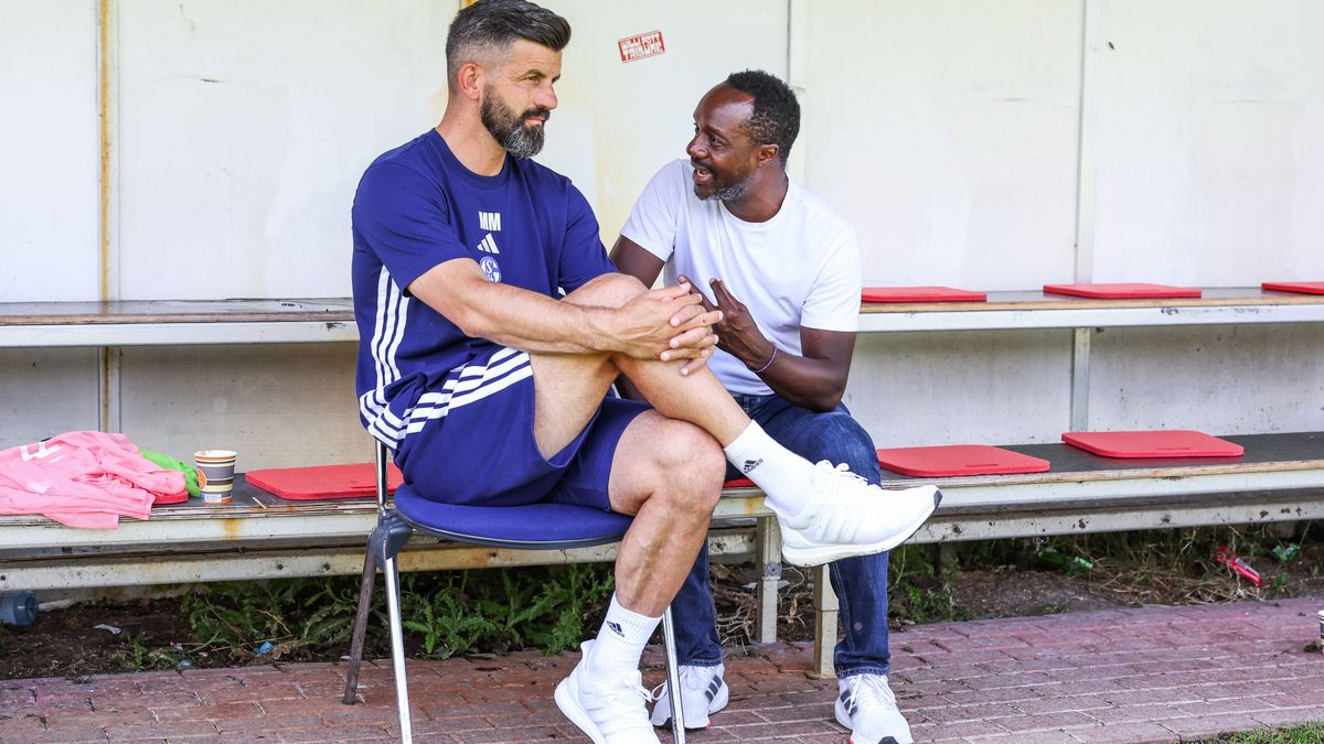 20.07.2025, Fussball, Saison 2025 2026, Testspiel, Rot-Weiss Ahlen - FC Schalke 04, v. l. Cheftrainer Miron Muslic (FC Schalke 04), Kaderplaner Ben Manga (FC Schalke 04) Ahlen Wersestadion Deutschl...