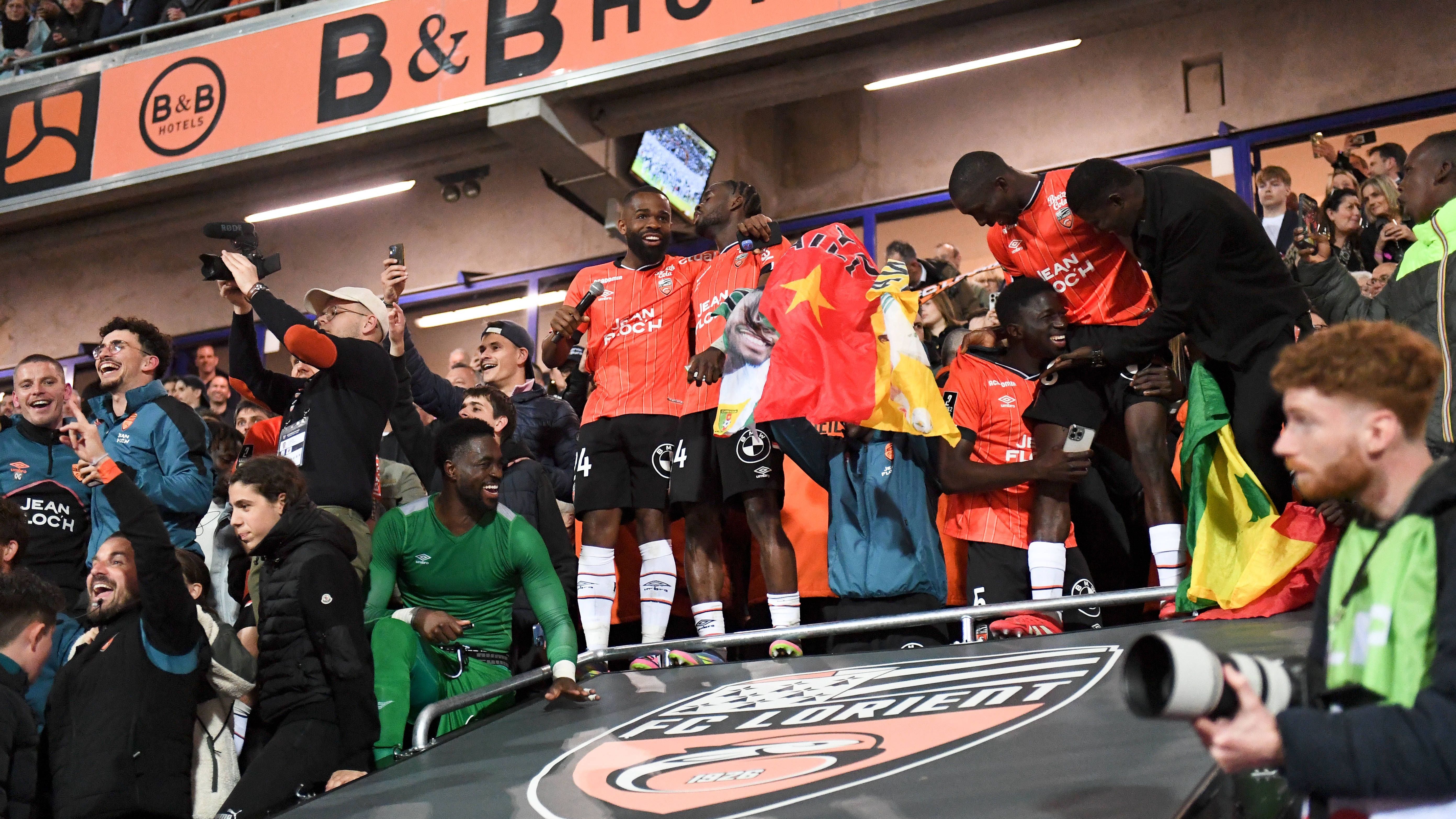 <strong>Aufsteiger: FC Lorient (Frankreich)</strong><br>Köln 2.0? Auch der FC Lorient musste in der vergangen Saison einen schmerzhaften Abstieg hinnehmen. Wie die Geißböcke gelang dem Klub aus dem Westen Frankreichs jedoch der direkte Wiederaufstieg als Meister. Mit 71 Punkten, dem besten Torverhältnis (+37), der besten Defensive (31 Gegentore) und Offensive (68 Tore) der Liga, lässt sich dieser Aufstieg als höchstverdient einstufen.