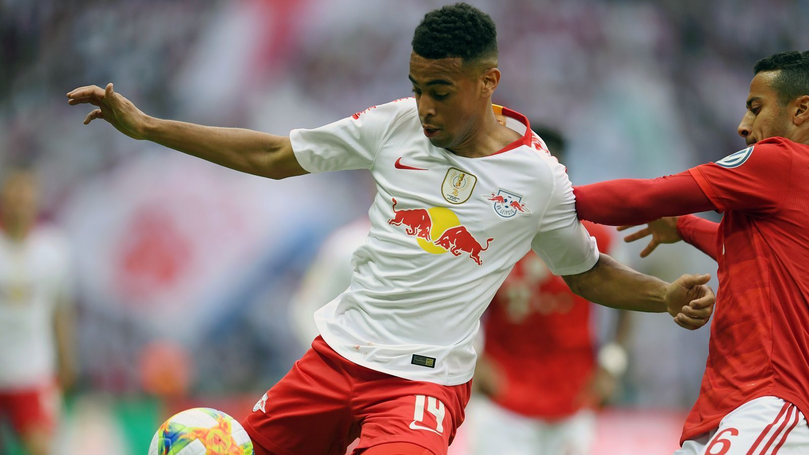 
                <strong>Tyler Adams (RB Leipzig)</strong><br>
                Zeitgleich mit Davies wechselte auch Tyler Adams Anfang 2019 in die Bundesliga nach Leipzig und in der Rückrunde der Saison 2018/19 kam der 20 Jahre alte US-Amerikaner dann auch schon zu zehn Einsätzen in Deutschlands Fußball-Oberhaus. Doch seit einigen Monaten wird die bis dahin so rasante Karriere des Mittelfeldspielers durch Adduktorenbeschwerden gestoppt. In der laufenden Spielzeit konnte der Defensivmann, ausgebildet bei den New York Red Bulls, deshalb nur am letzten Hinrunden-Spieltag gegen Augsburg (3:1) mitwirken. Adams' Vertrag in Leipzig läuft noch bis 2023.
              