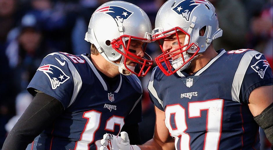 
                <strong>Rob Gronkowski: Vertrags-Klauseln</strong><br>
                Sein Jahresgehalt könnte sich darüber hinaus sogar nochmal um zwei Millionen Dollar (ca. 1,7 Millionen Euro) erhöhen. Dafür müsste er zum Abschluss der Regular Season 90 Prozent Spielzeit, 80 Catches oder 1200 Receiving-Yards erreichen. Dies wird bei drei verbleibenden Spielen recht anspruchsvoll. Allerdings würde die Bonus-Klausel auch zum Tragen kommen, wenn Gronkowski die All-Pro-Auszeichnung als bester Tight End der Saison erhalten würde. Dies hat er in seiner Karriere immerhin schon viermal geschafft.
              