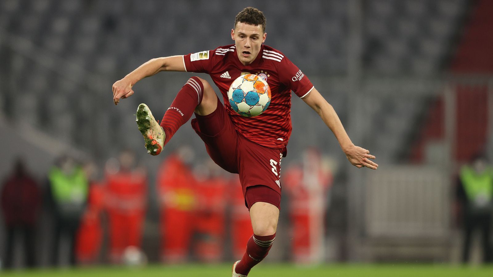 
                <strong>Benjamin Pavard</strong><br>
                Rückt auf die Position des rechten Innenverteidigers. Lässt anfangs nichts anbrennen und besticht durch Klarheit in seinen Aktionen mit dem Ball. Beim Kopfballtreffer zum 1:2 nach Ecke viel zu weit weg von seinem Gegenspieler Lainer (30.). Man merkt ihm an, dass er vorwiegend auf der Außenbahn zum Einsatz kommt und nicht im Defensivzentrum. Klärt in letzter Not vor Neuhaus, bevor der ins leere Tor zum 1:3 einschieben könnte.ran-Note: 4
              