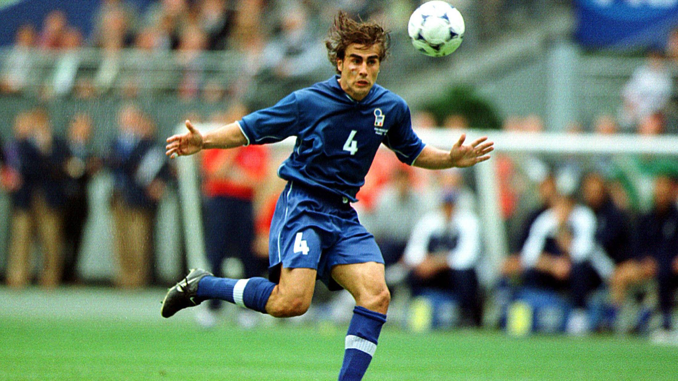 
                <strong>1996 - Fabio Cannavaro (Italien)</strong><br>
                &#x2022; <strong>Anzahl der A-Länderspiele:</strong> 136<br>&#x2022; <strong>spätere Erfolge: </strong>Weltmeister 2006<br>
              