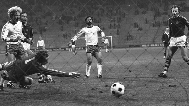 
                <strong>Gerd Müller (Saison 1977/78)</strong><br>
                Gerd Müller (Saison 1977/78): 12 Tore. Er wird nicht ohne Grund "der Bomber der Nation" genannt. Erneut schafft Müller eine Saison, in der er zwölf Treffer nach zehn Spielen erzielt - wieder für den FC Bayern München.
              