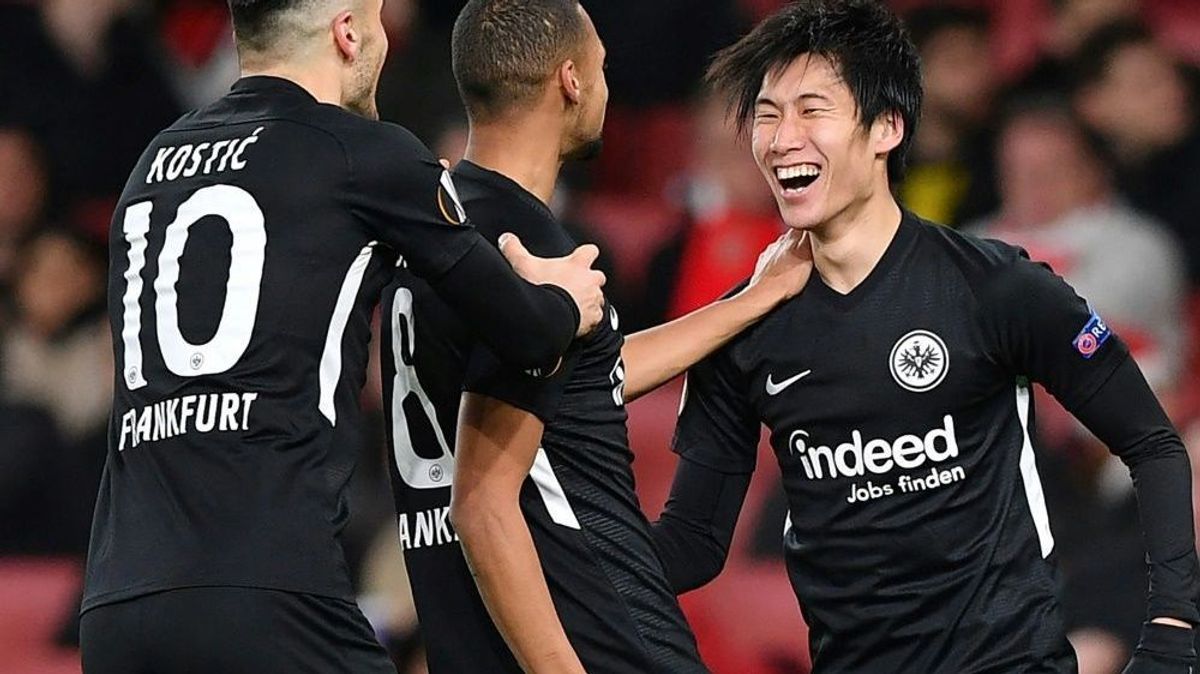 Daichi Kamada (r.) trifft doppelt gegen den FC Arsenal
