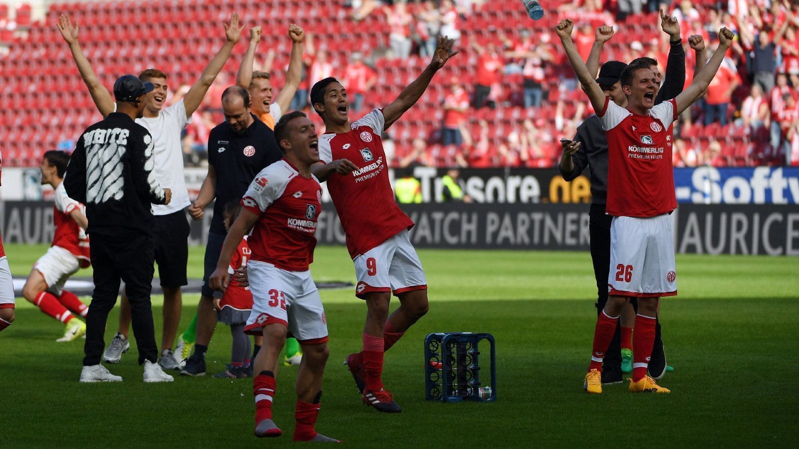 
                <strong>33. Bundesliga-Spieltag: 1. FSV MAINZ 05 - Eintracht Frankfurt 4:2 (13. Mai 2017)</strong><br>
                Es ging um den Klassenerhalt. Und es war unglaublich eng. Und kompliziert. Denn die Mainzer, die zwischenzeitlich 0:2 zurücklagen, mussten gewinnen. Zudem die Parallelspiele auf Schalke und in Wolfsburg wie gewünscht verliefen. Die 05er erledigten ihren Job, drehten die Partie gegen Frankfurt. Doch dann: Spielunterbrechung in Wolfsburg, ein Unwetter! Nach kurzer Verzögerung endlich Gewissheit - die Konstellation passte, Mainz blieb erstklassig.
              