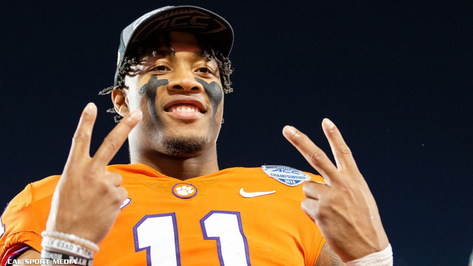 
                <strong>Clemson Tigers - Isaiah Simmons (Linebacker)</strong><br>
                Auch Isaiah Simmons darf guter Hoffnung sein, im Draft früh ausgewählt zu werden. Der 21-Jährige war am College zunächst Safety, wurde aber 2018 zum Linebacker umfunktioniert. Seine Zahlen aus der Saison 2019: 93 Tackles, 7 Sacks, 14,5 Tackles for Loss, 2 Interceptions, 2 Forced Fumbles. Das zeigt: Simmons ist extrem vielseitig. Der 1,93 Meter große und 104 Kilogramm schwere Athlet bietet einen guten Mix aus Größe, Athletik und Geschwindigkeit. Er kann als Pass Rusher den gegnerischen Quarterback unter Druck setzen, kann gegen den Lauf verteidigen, wäre aufgrund seiner Vergangenheit als Safety aber auch in der Passverteidigung einsetzbar.
              